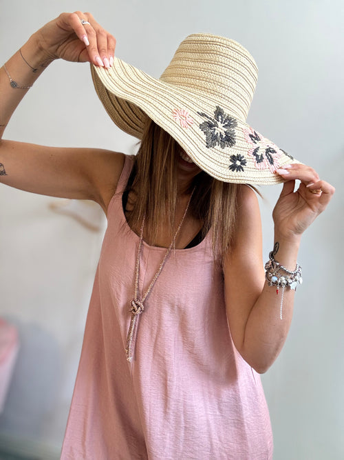 Il cappello di paglia coi fiori rosa