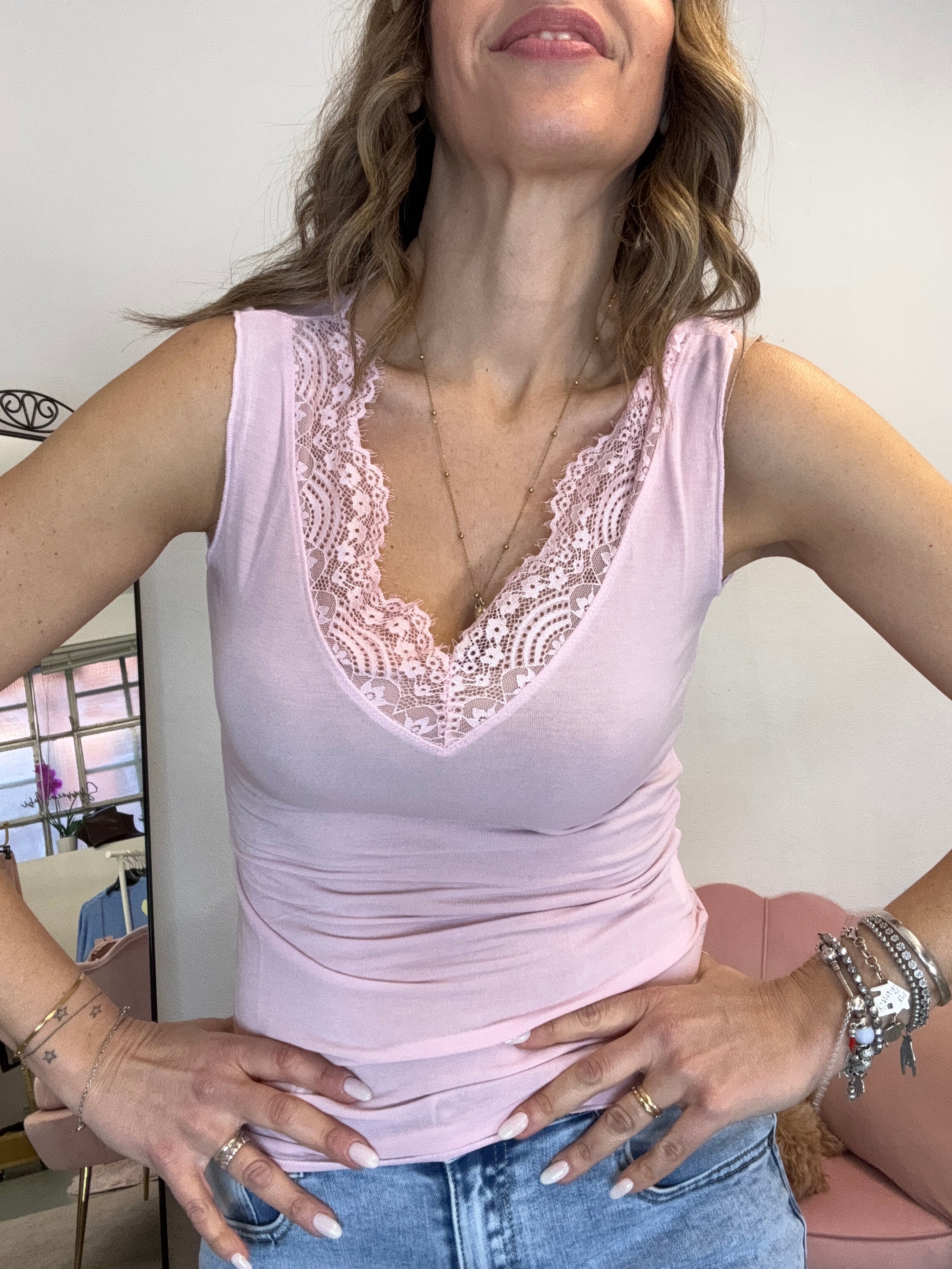 La canotta Cachemiretta col pizzo