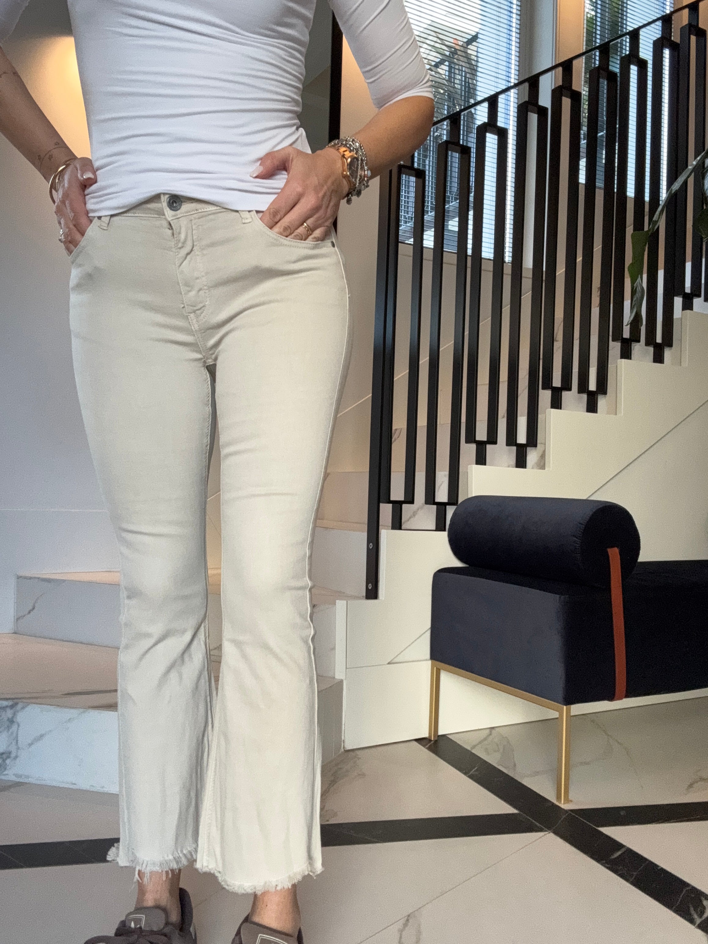 Il jeans zampetta con le frangette beige