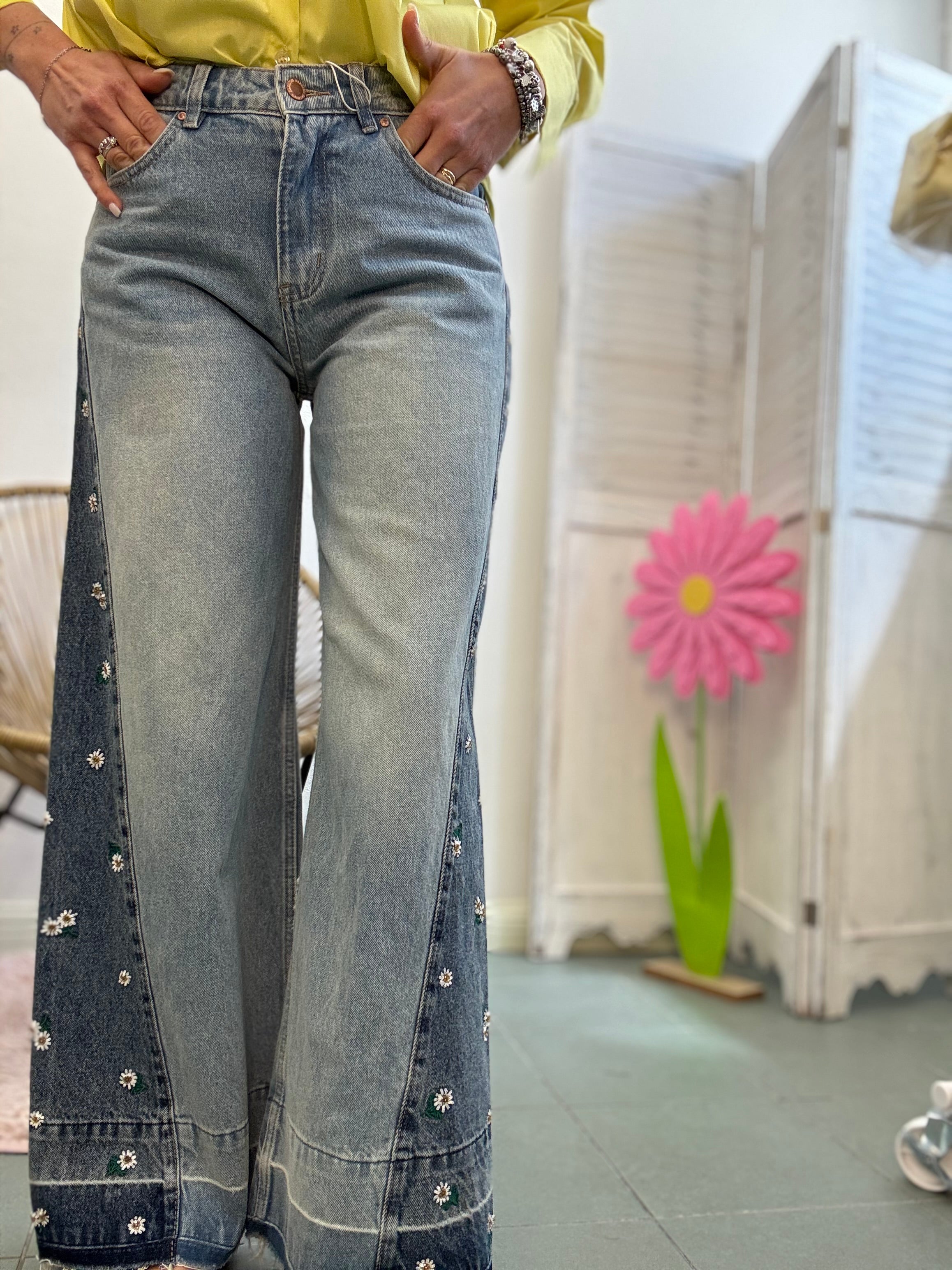 Il jeans con l’applicazione laterale