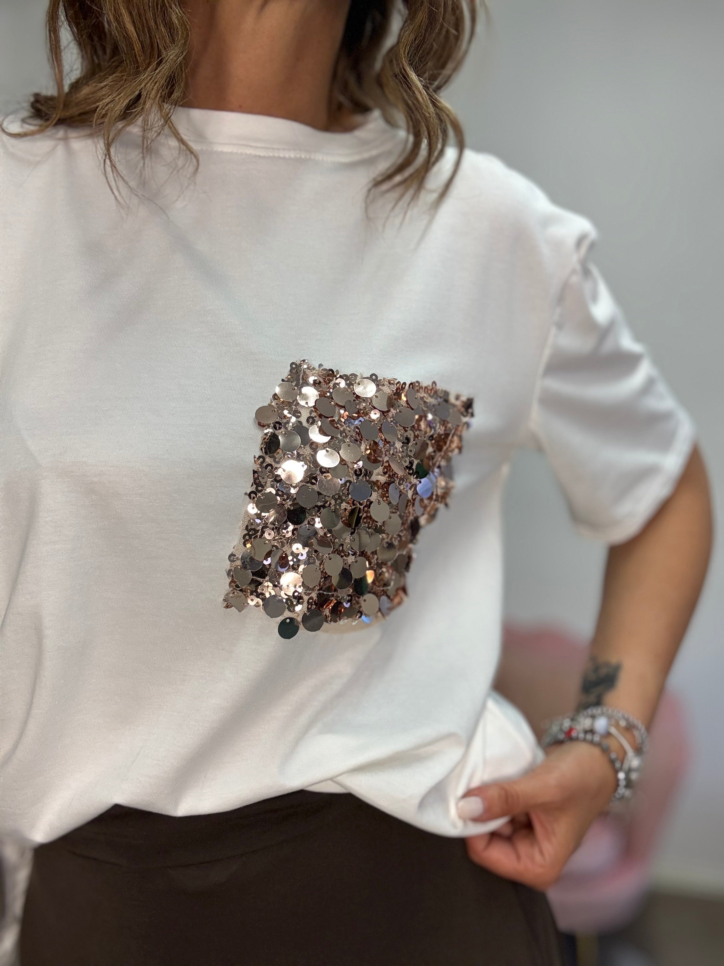La t-shirt col taschino glitter