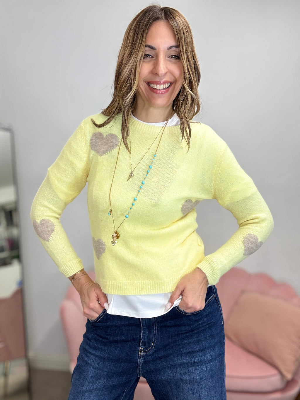 Il pull con i cuori beige