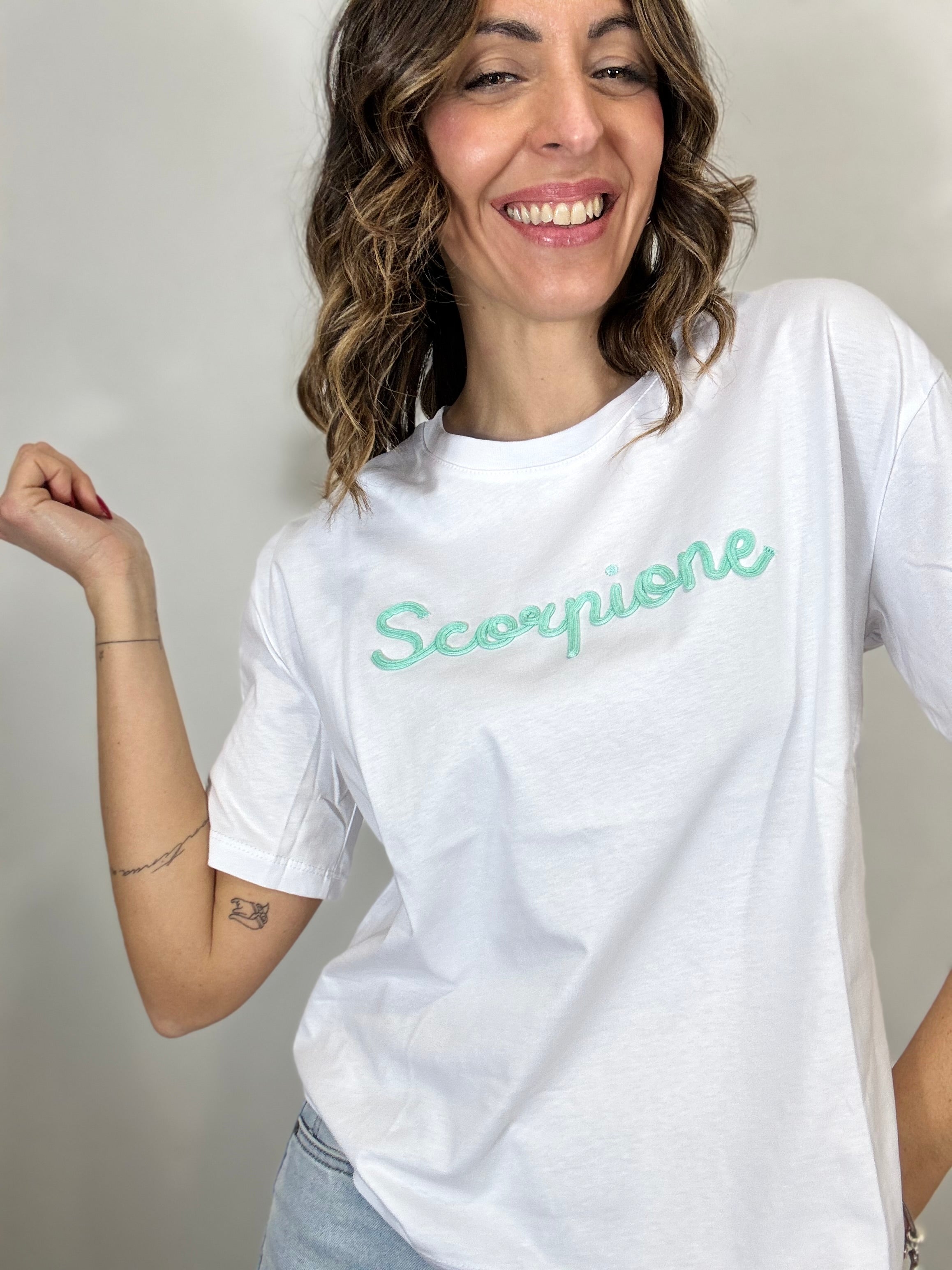 La T shirt LUMINA coi segni zodiacali