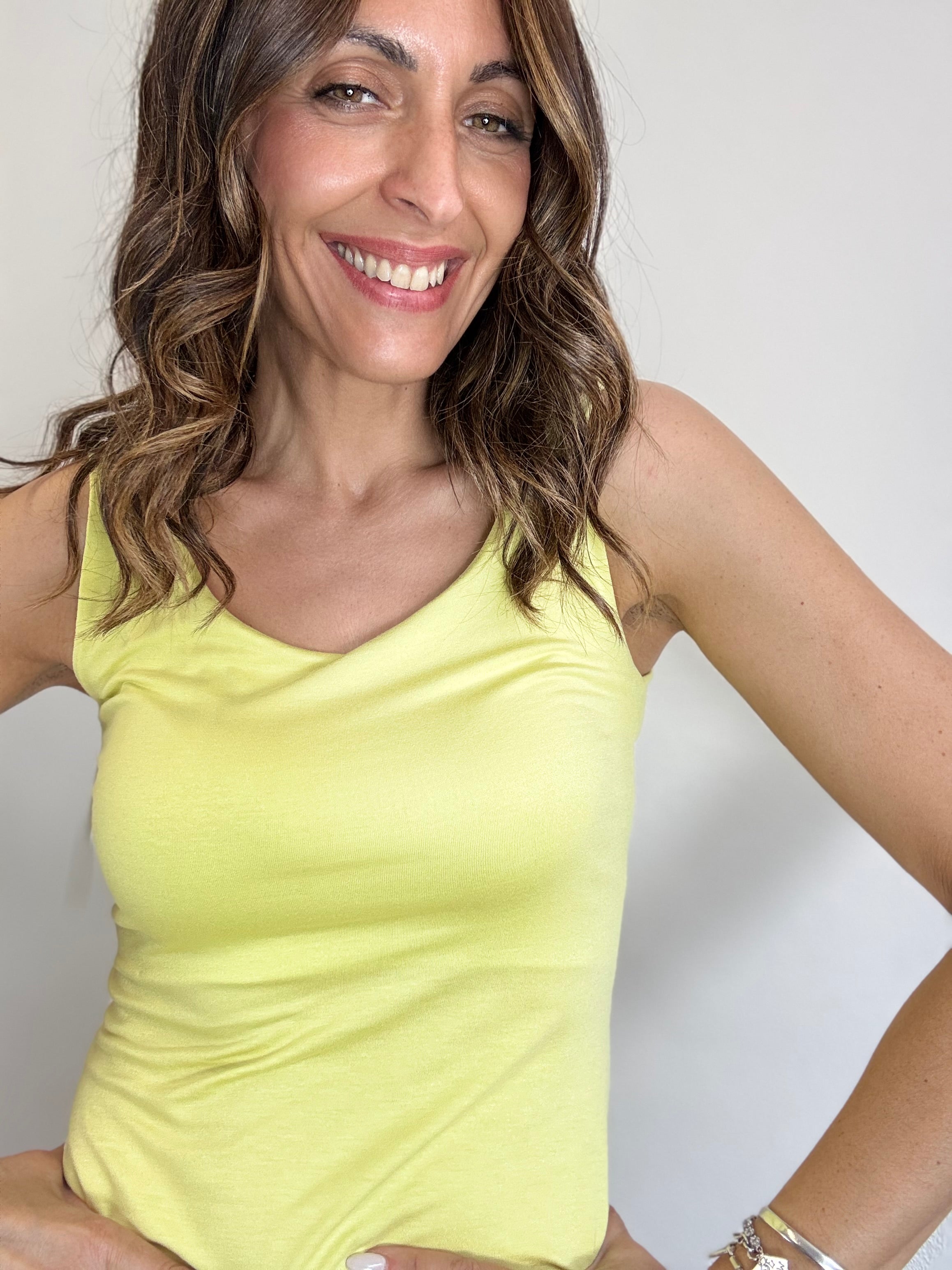 La canotta basica spalla larga ( tanti colori )