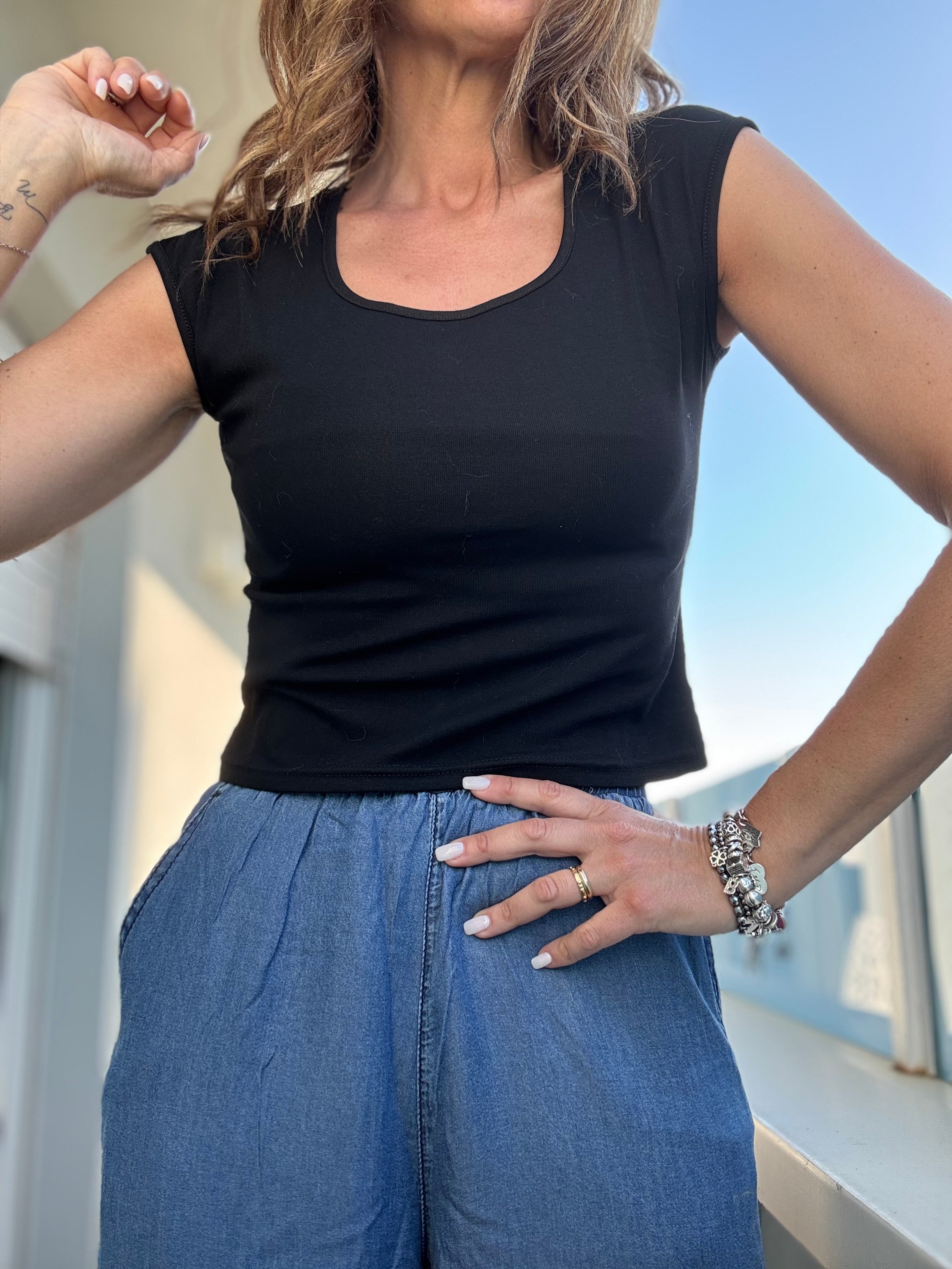 La t-shirt con lo scollo quadrato
