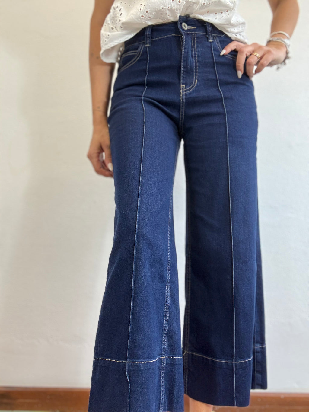 Il jeans elasticizzato alla caviglia con la cucitura davanti