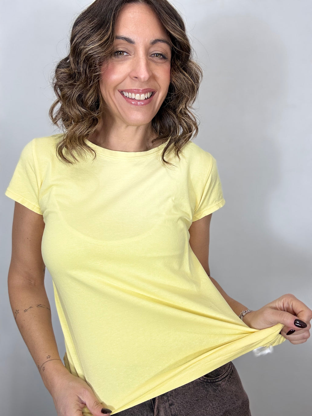 La t-shirt basica in diversi colori