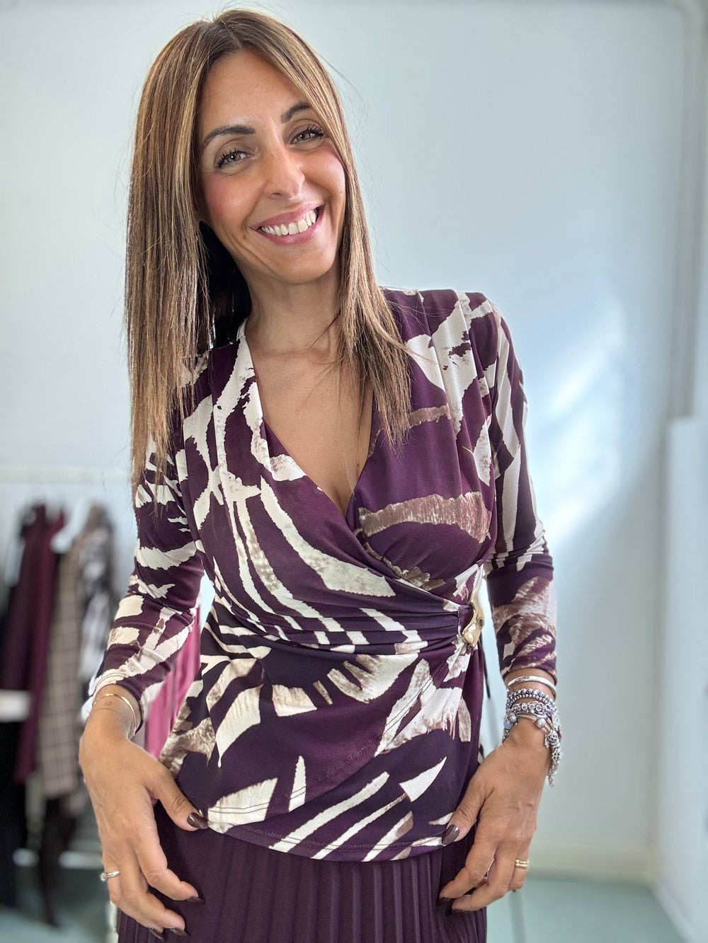 La blusa incrociata col dettaglio gioiello