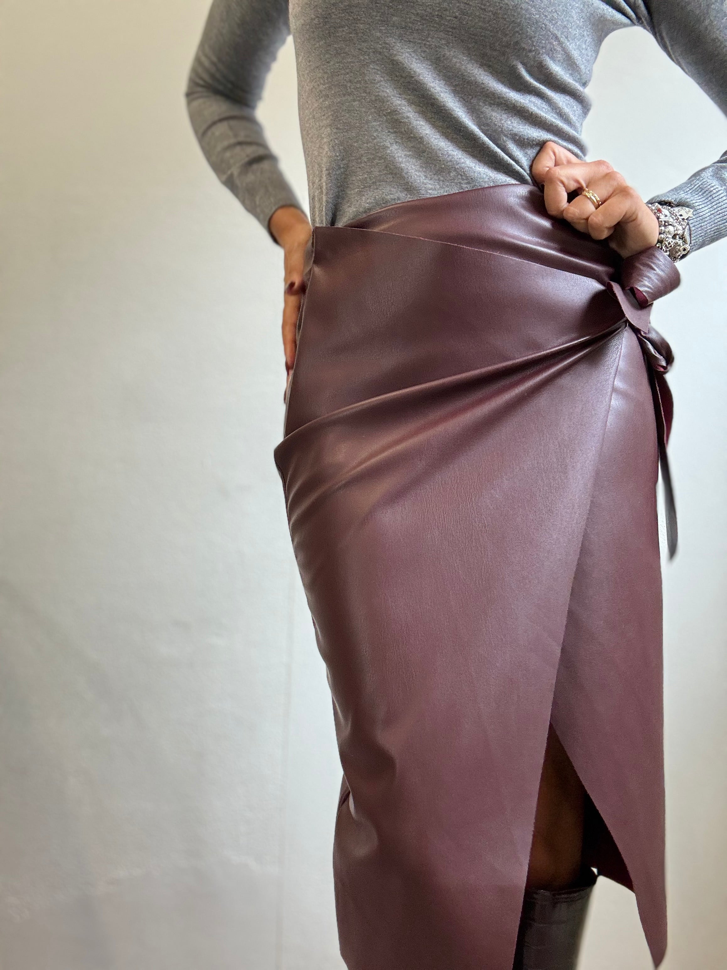 La gonna di ecopelle col fiocco