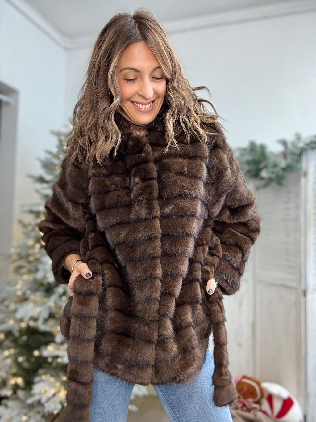 Il pellicciotto elegance con cappuccio e cintura