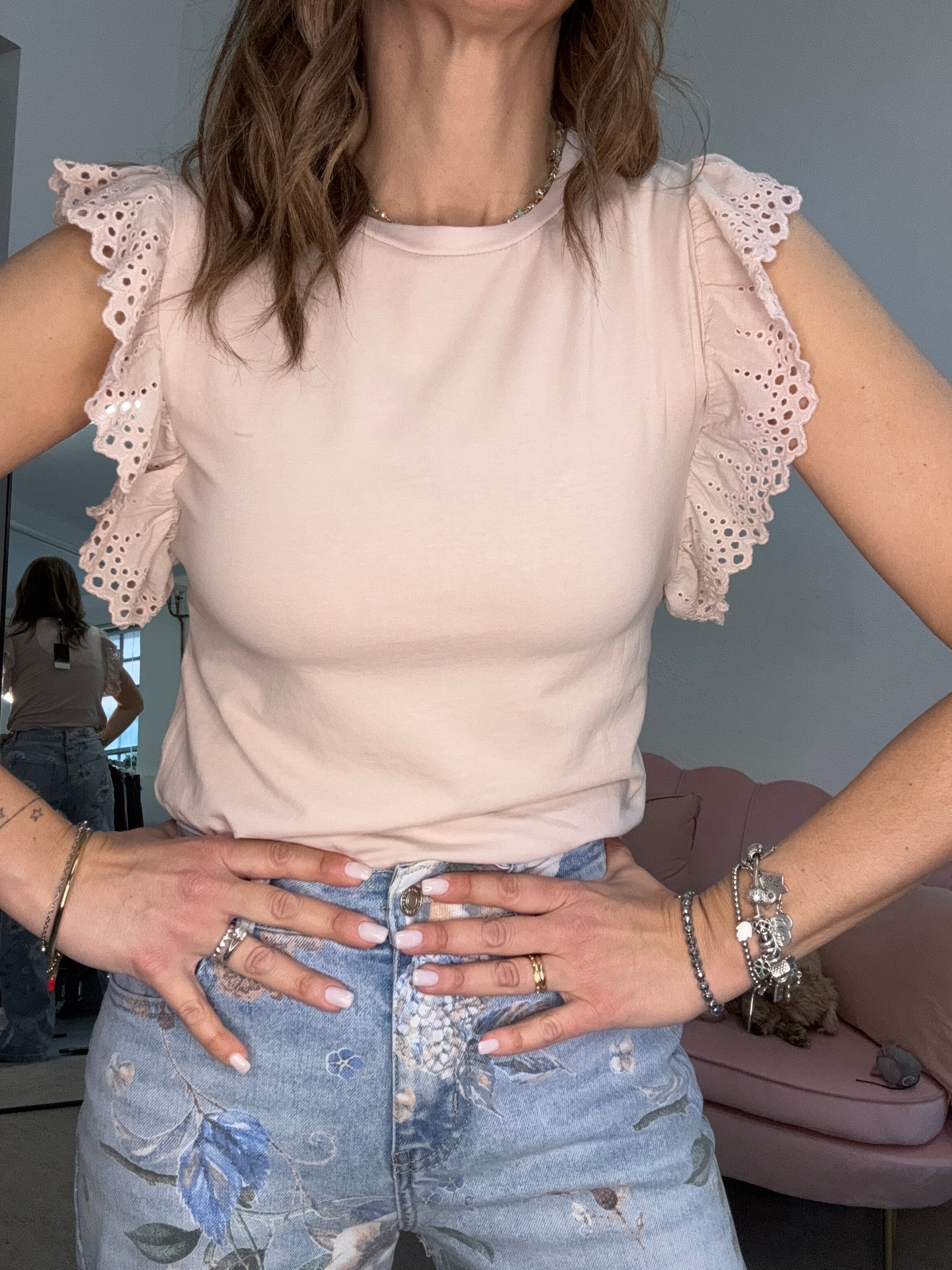 La canotta col sangallo nel giromanica