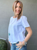 La blusa di cotone coi bottoncini dietro