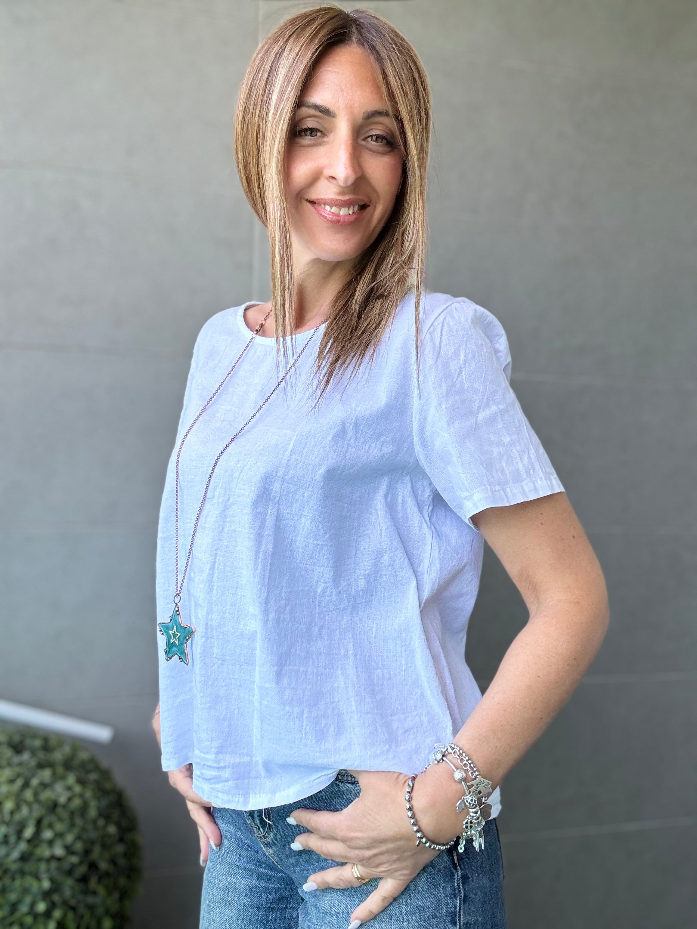 La blusa di cotone coi bottoncini dietro