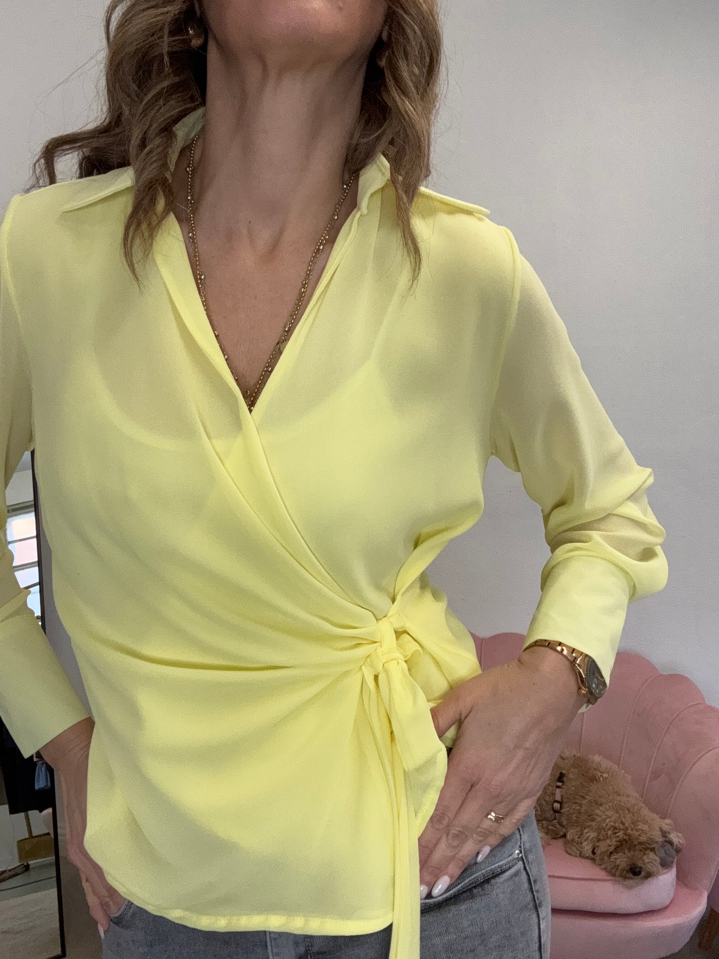 La blusa col fiocco laterale