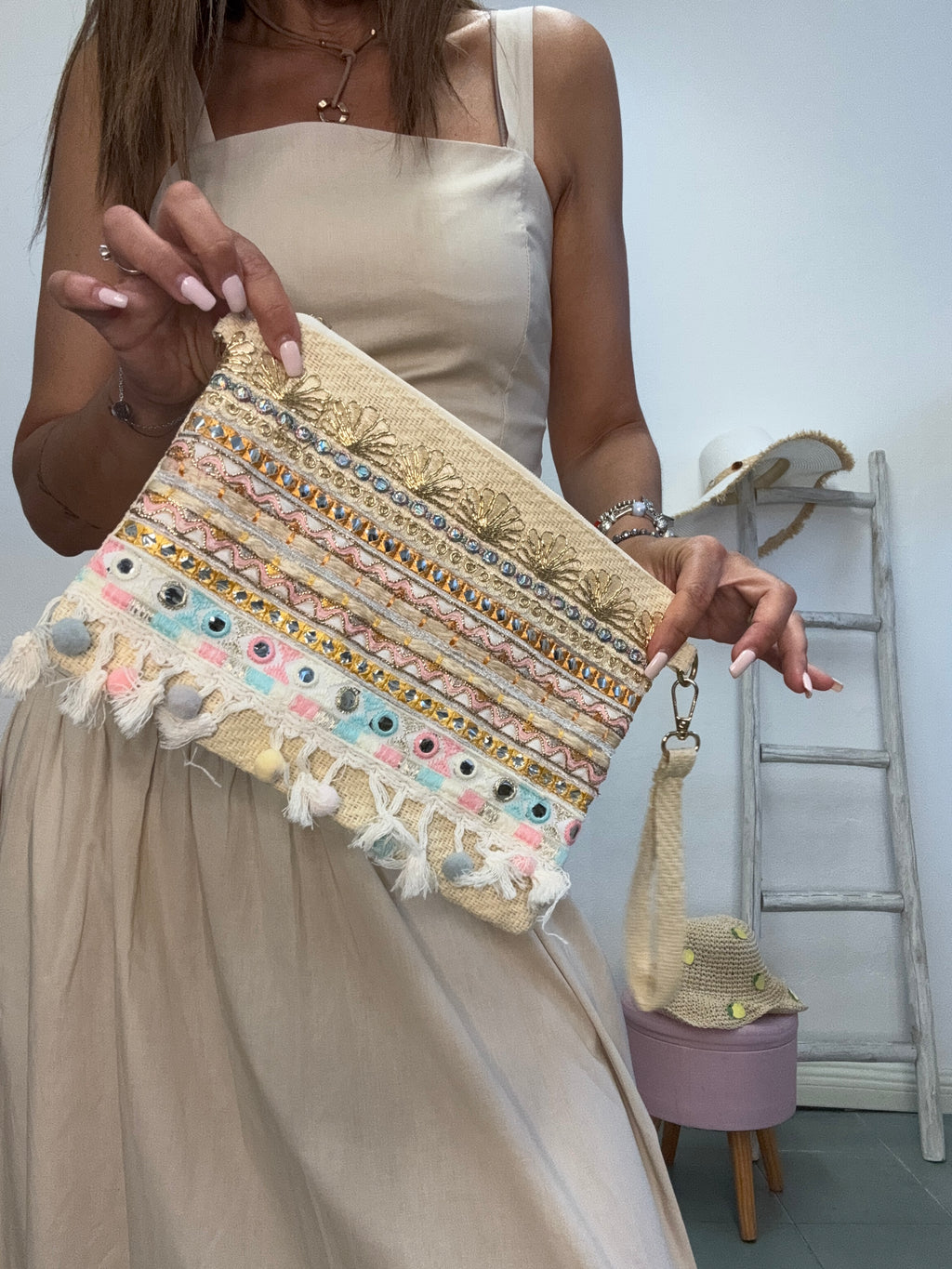 La pochette in paglia con la tracolla
