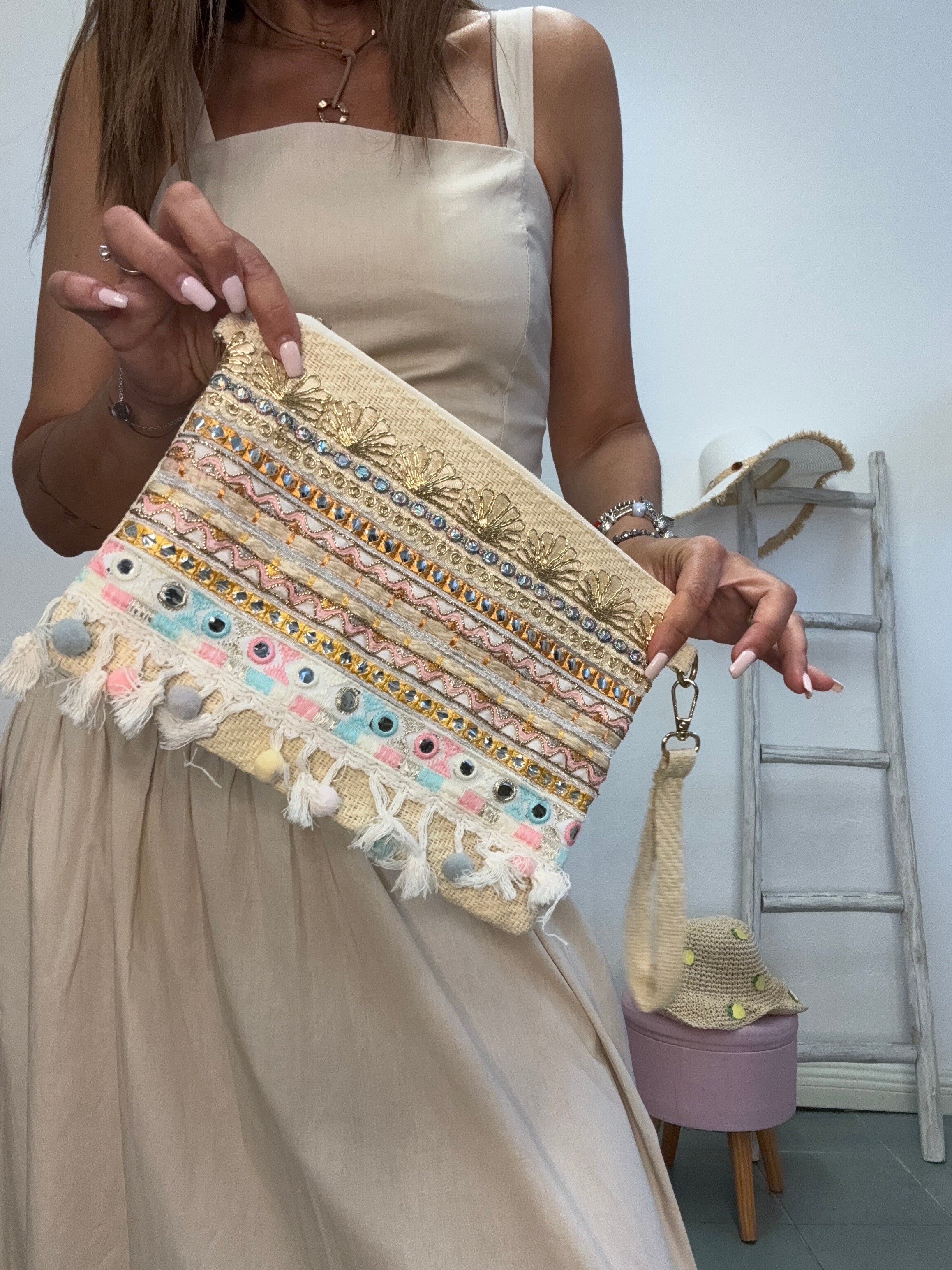 La pochette in paglia con la tracolla