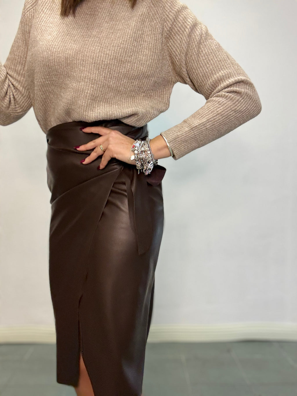 La gonna di ecopelle col fiocco