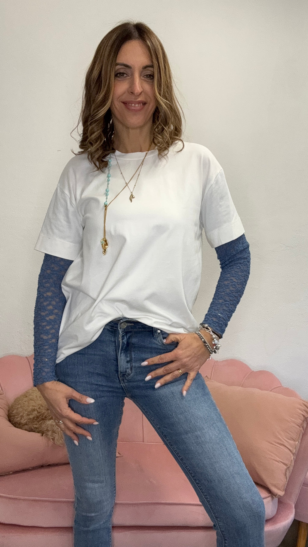 La t-shirt con le maniche di pizzo