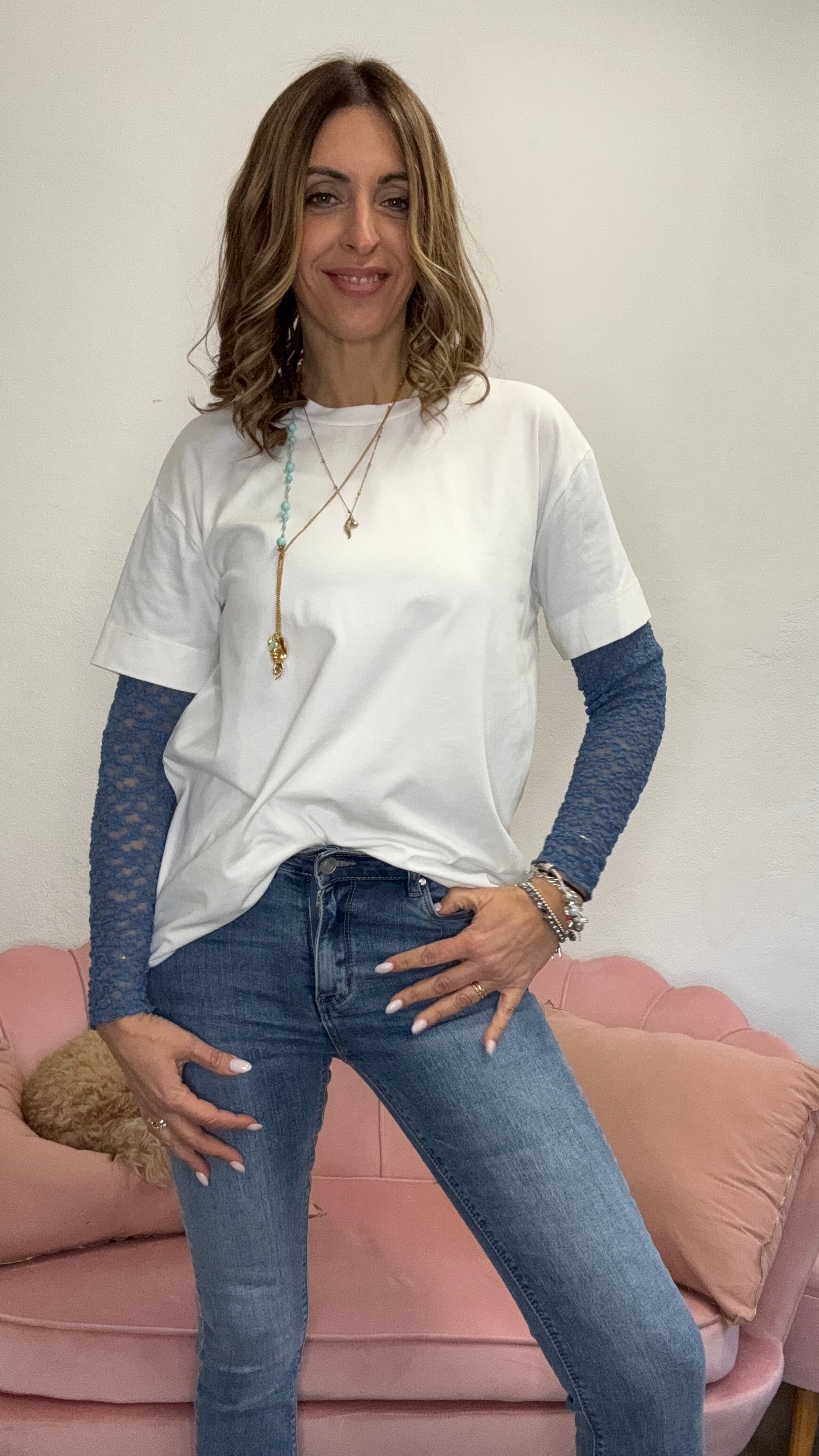 La t-shirt con le maniche di pizzo