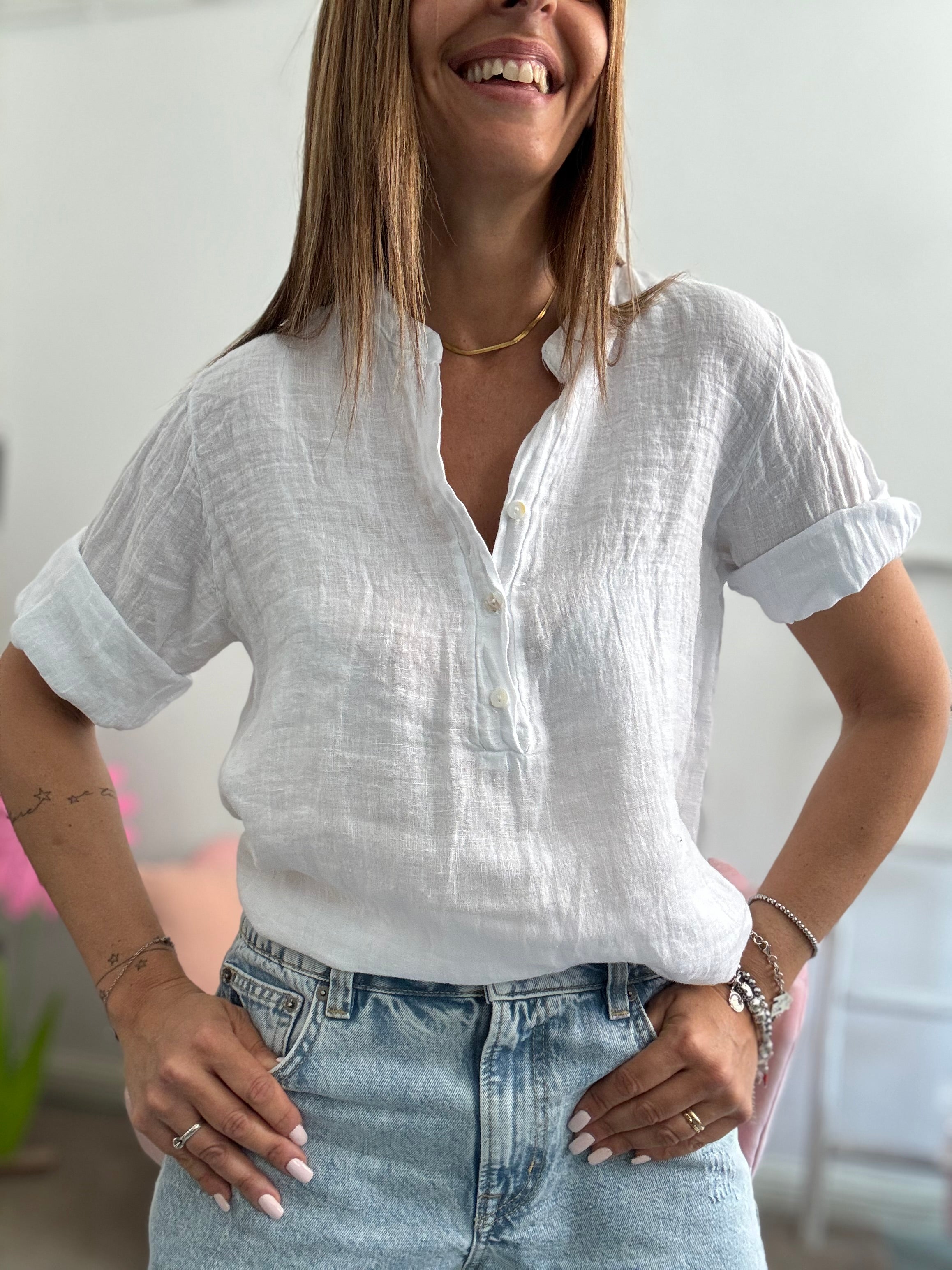 La blusa polo in lino