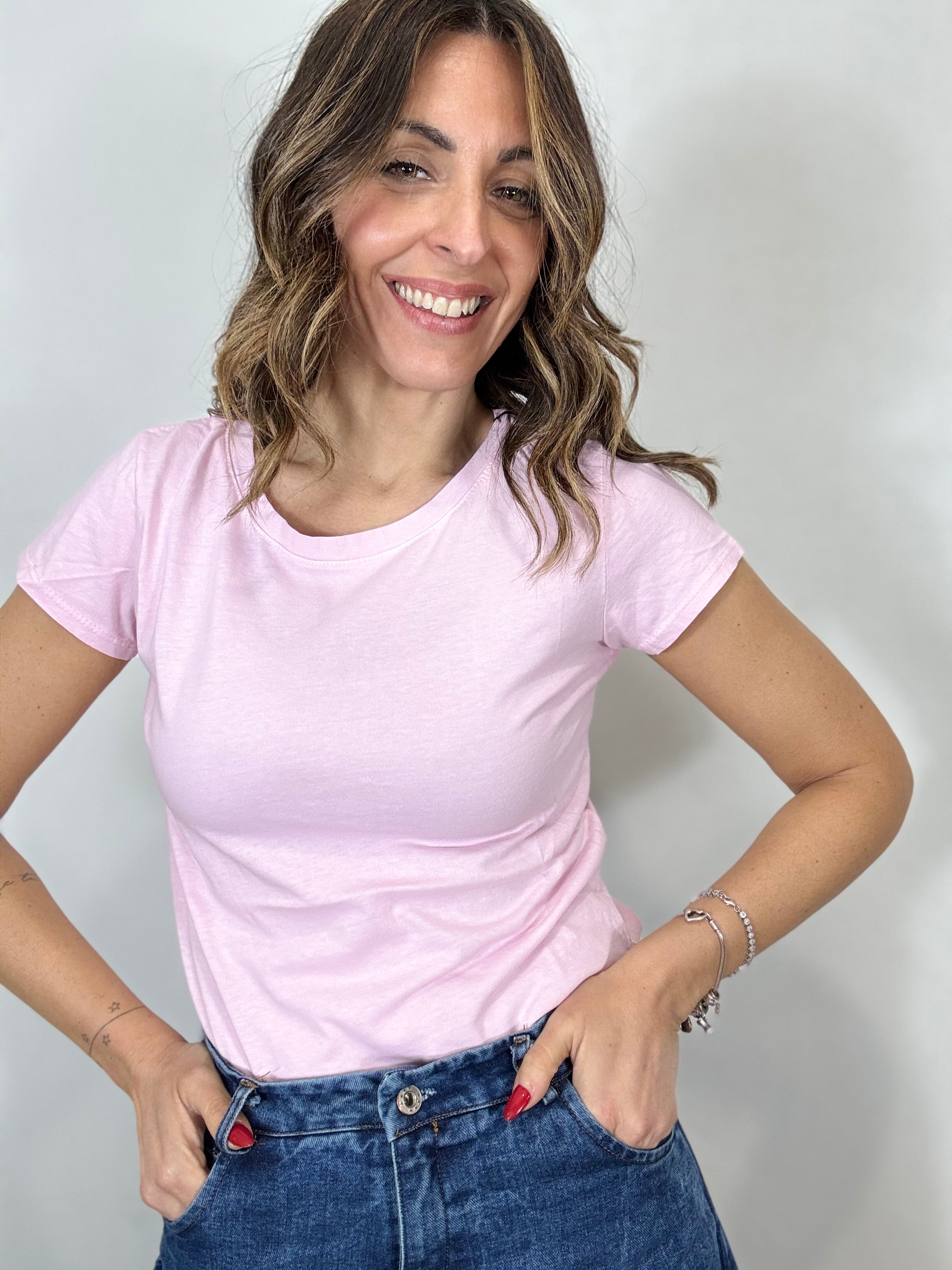 La t-shirt basica in diversi colori