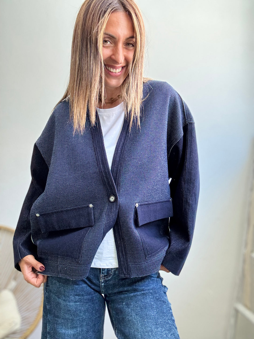 Il cardigan over denim