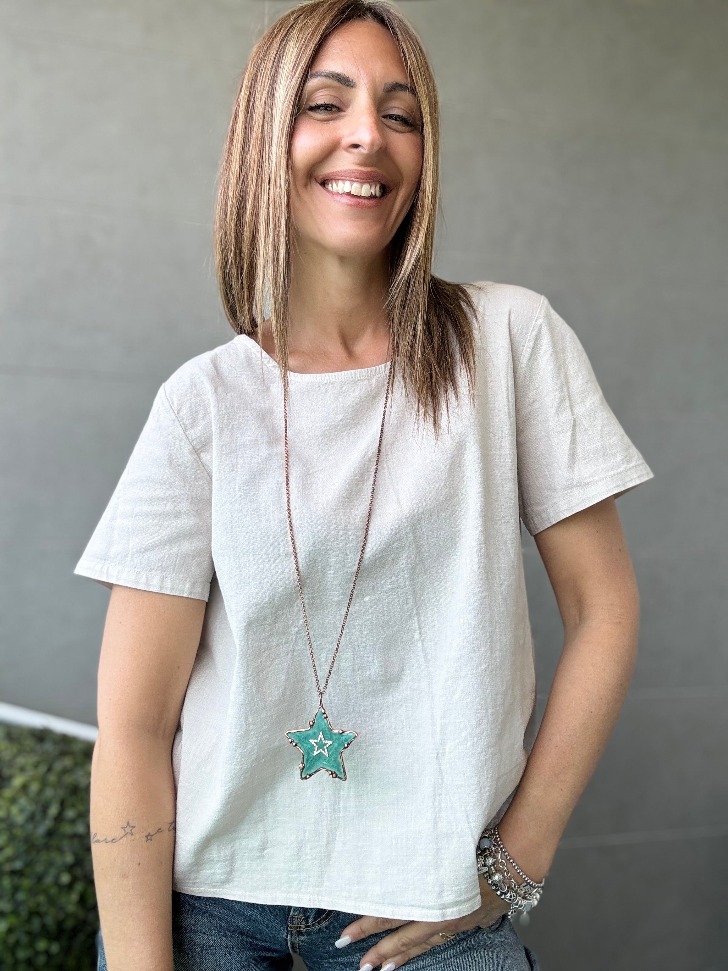La blusa di cotone coi bottoncini dietro