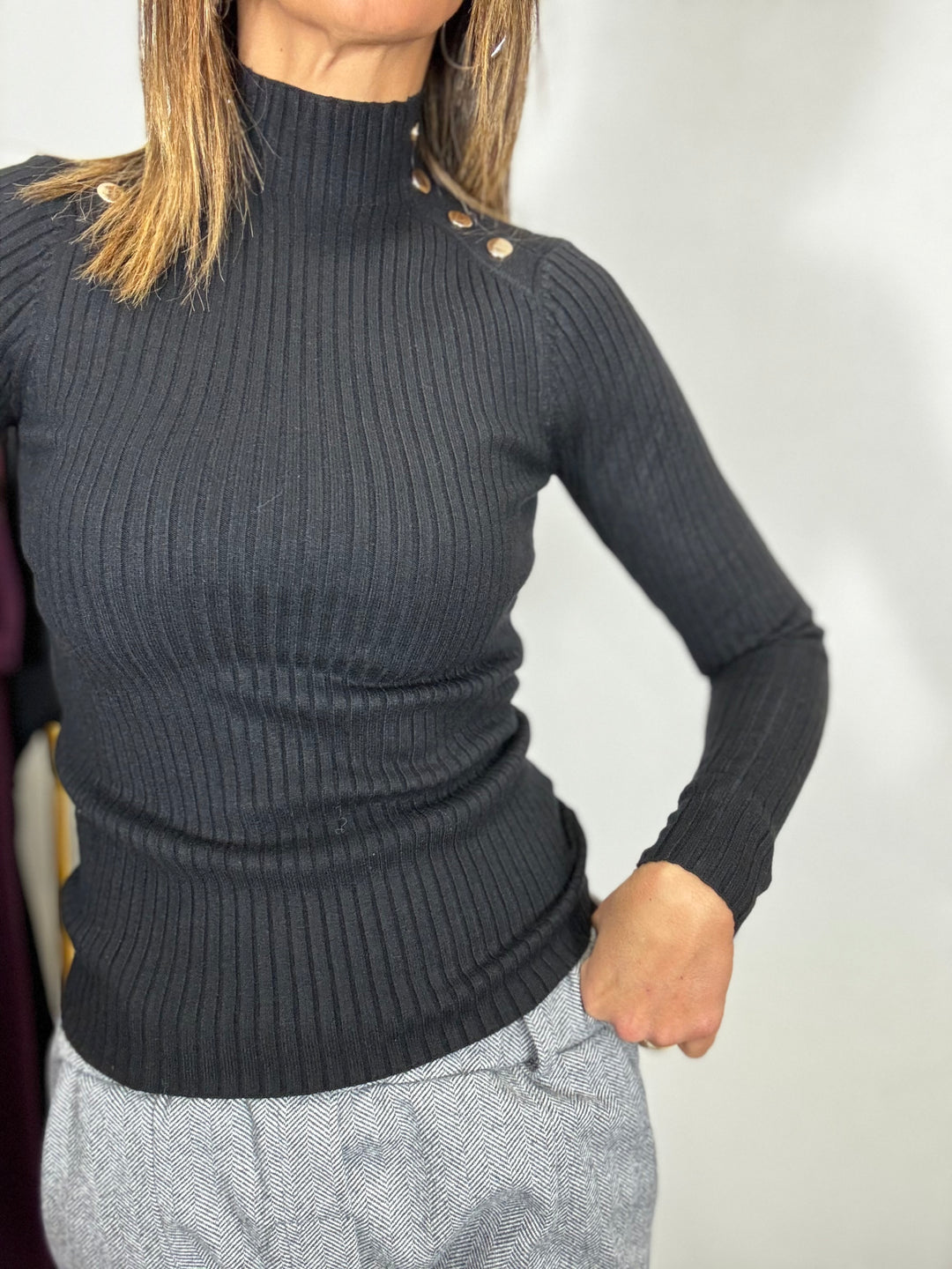 Pull costine con i bottoncini dorati