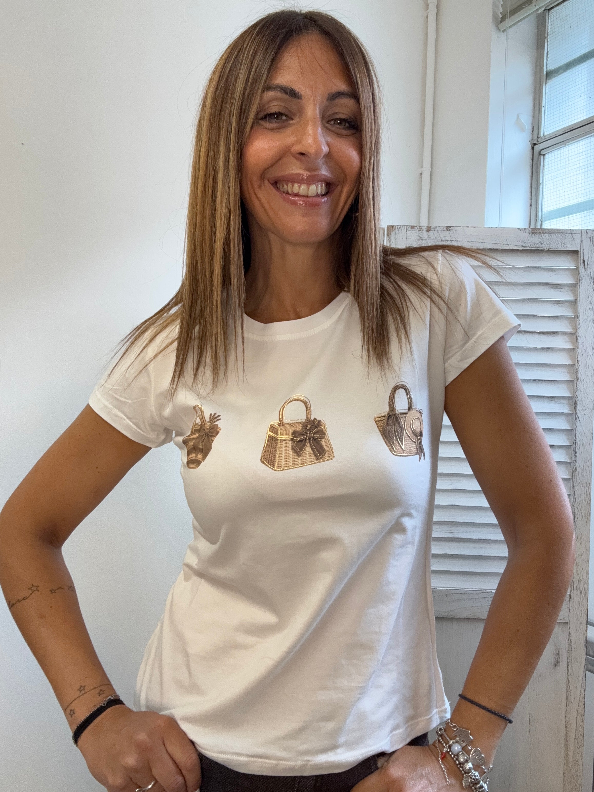 La t-shirt con le borsette