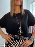 La blusa con la collana
