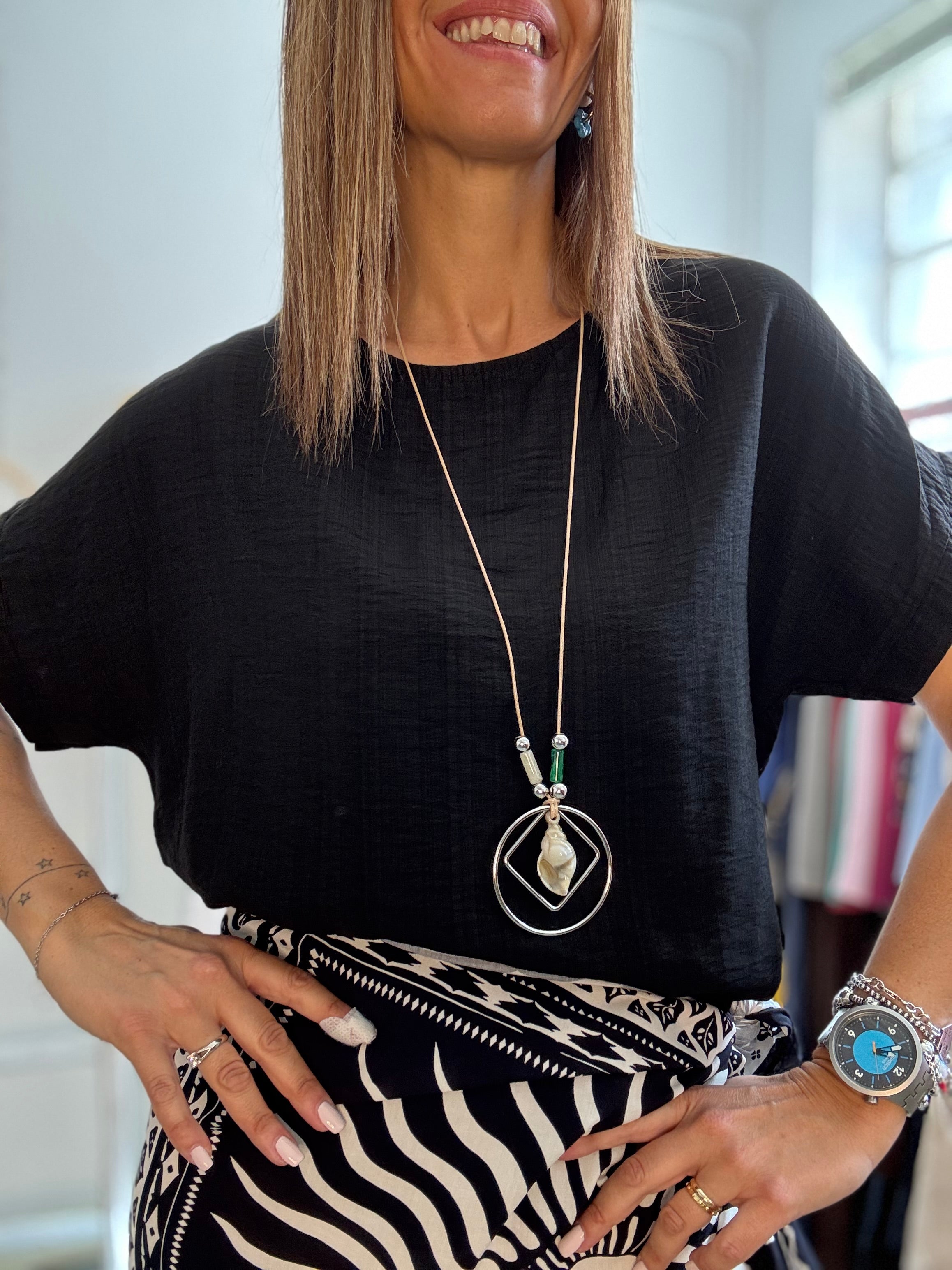 La blusa con la collana