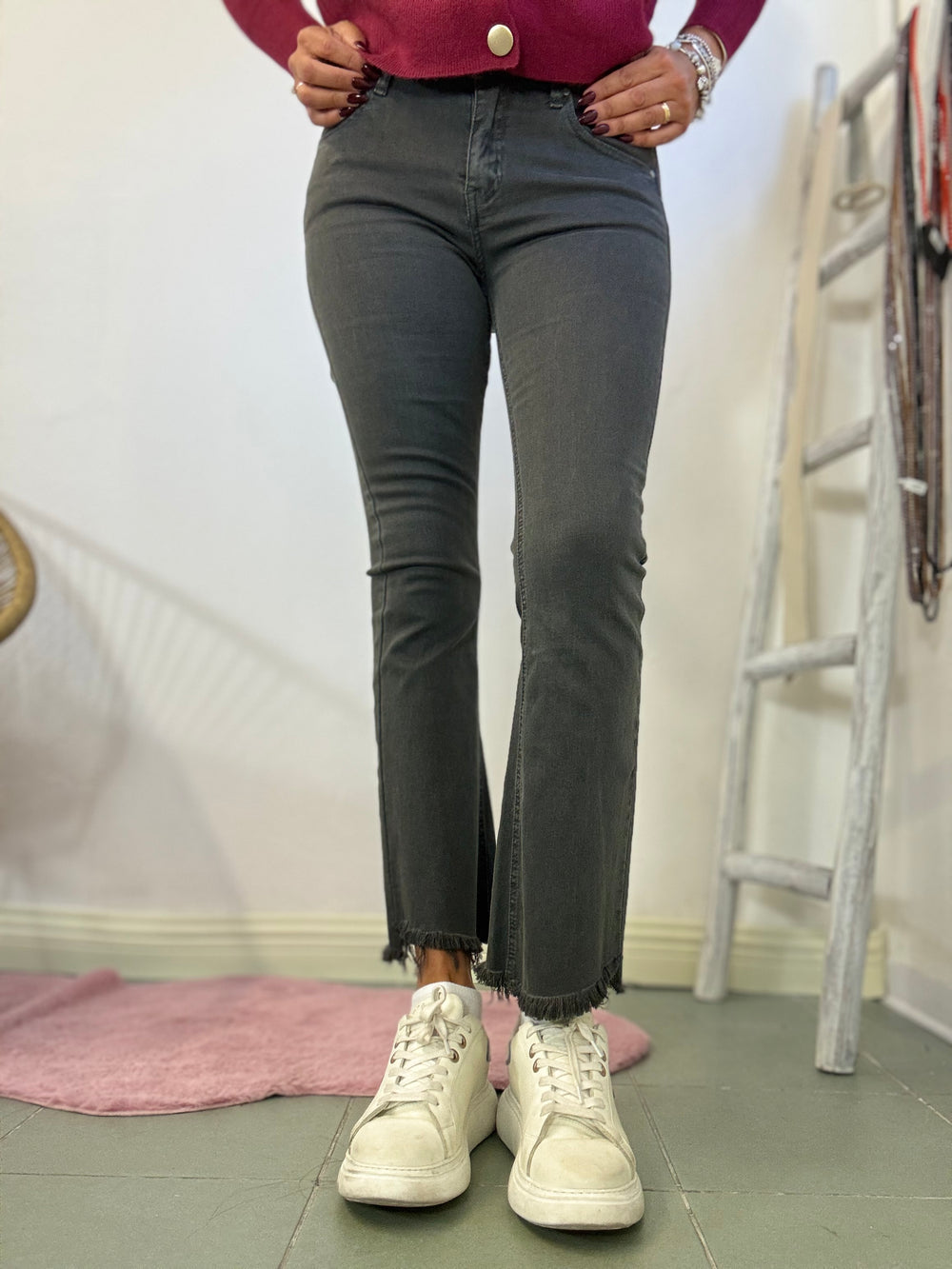 Il jeans trombetta con le frangette grigio