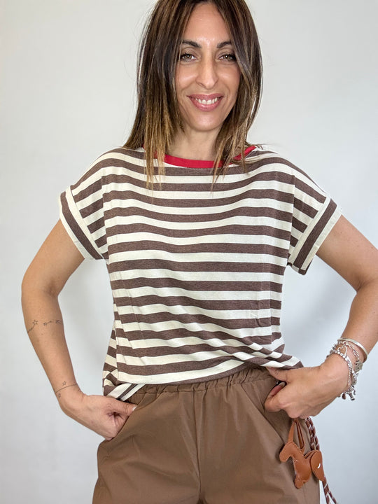La t-shirt col bordo rosso e le righe biscotto