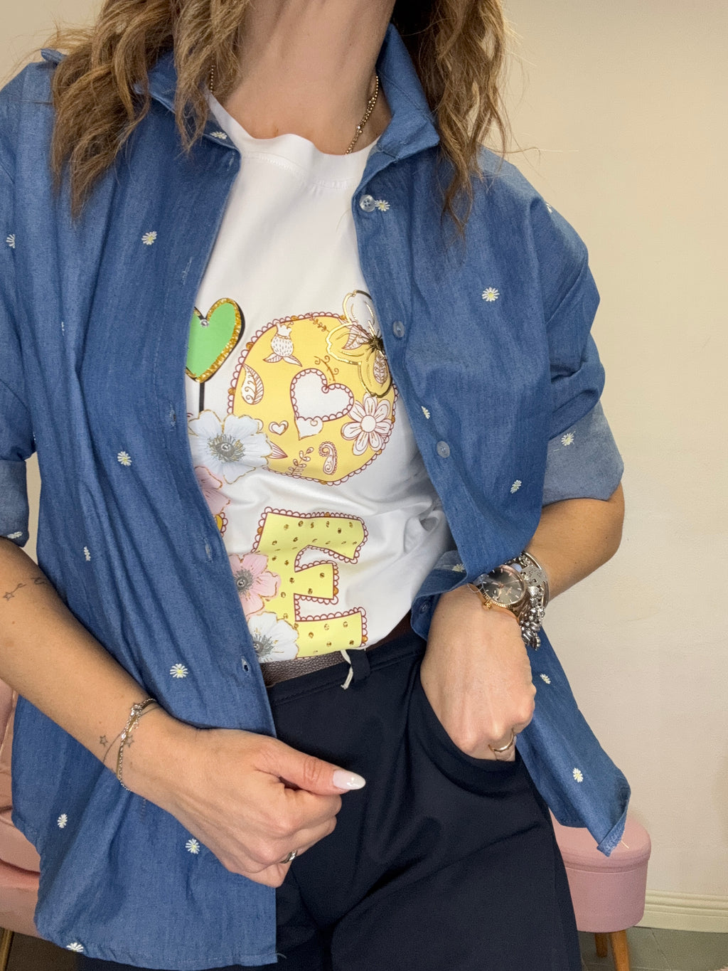 La camicia con le margherite gialle