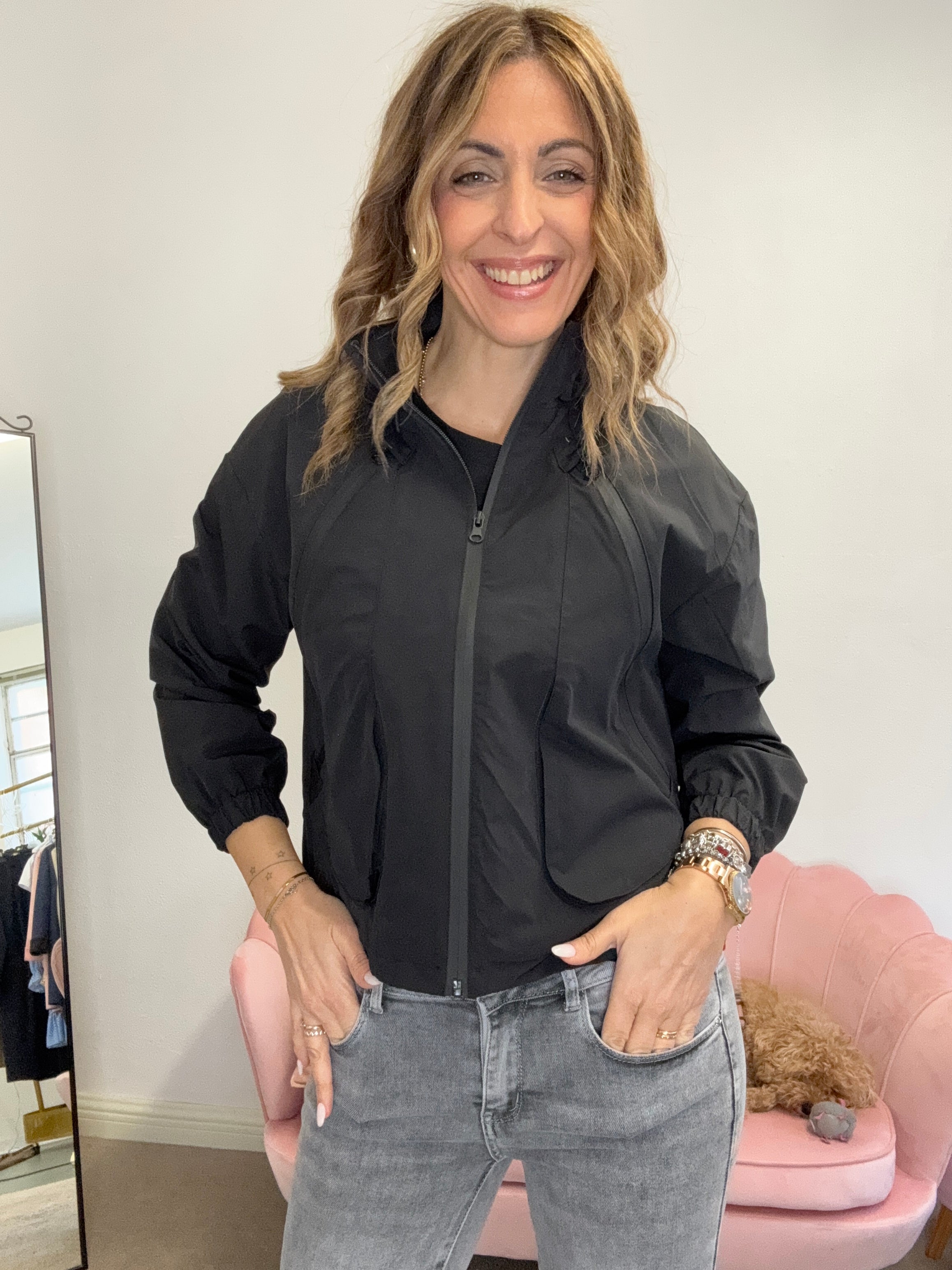 Il giacchino impermeabile con le zip