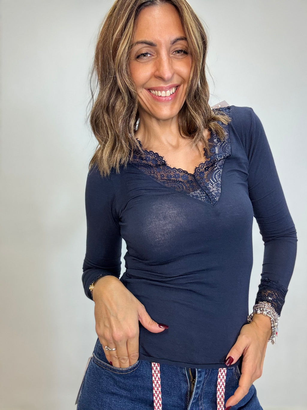 La cachmiretta col pizzo sullo scollo