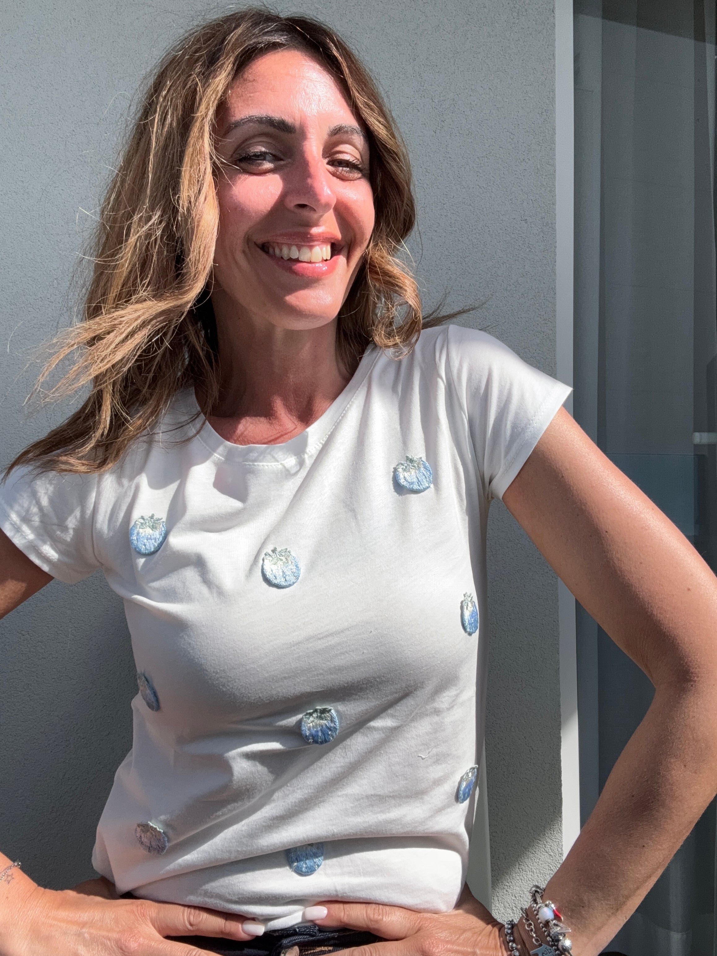 La t-shirt fragoline azzurre