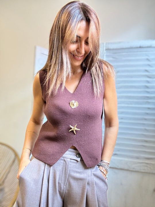Il gilet di maglia con i gioielli