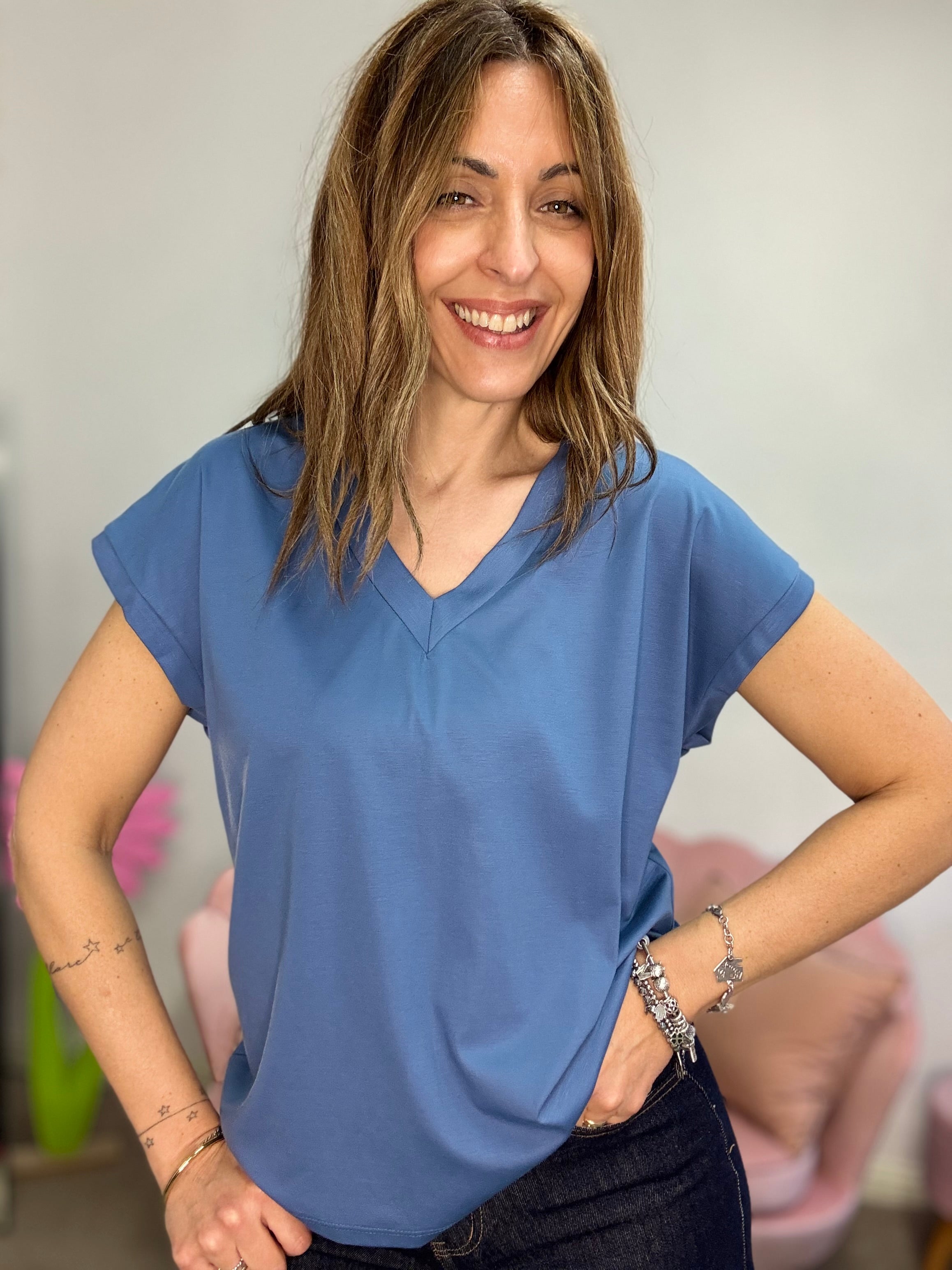 La t-shirt viscosa a V