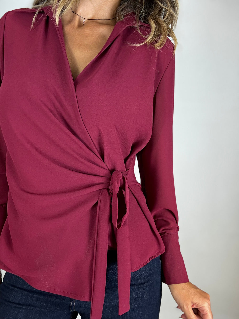 La camicia con il nodo laterale ( nera , rosso bordeaux, denim, bianca )