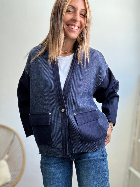 Il cardigan over denim