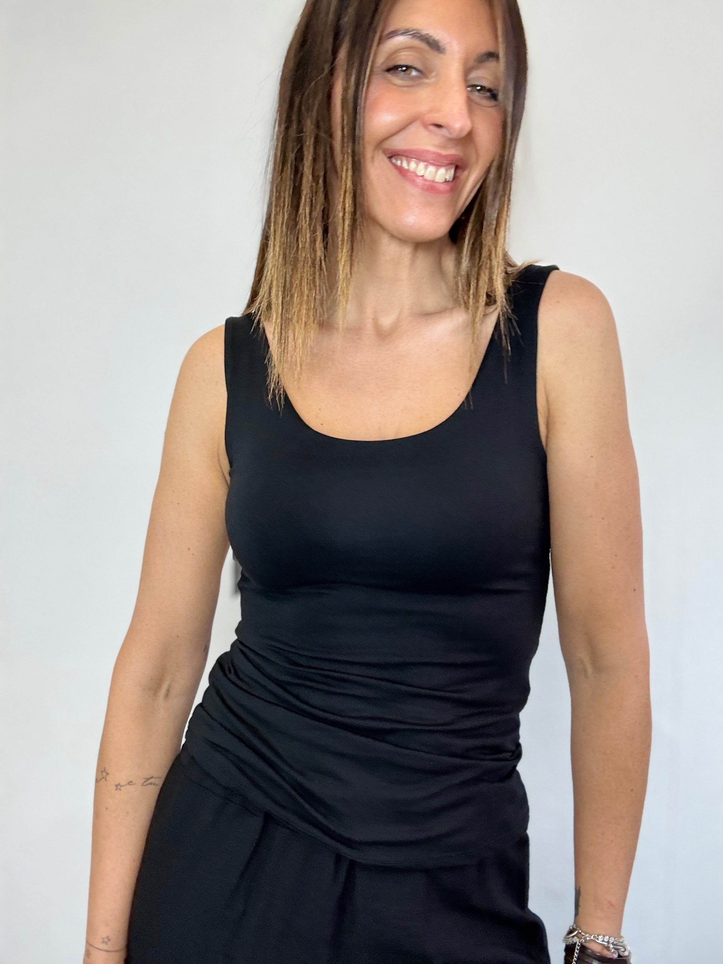 La canotta basica spalla larga ( tanti colori )