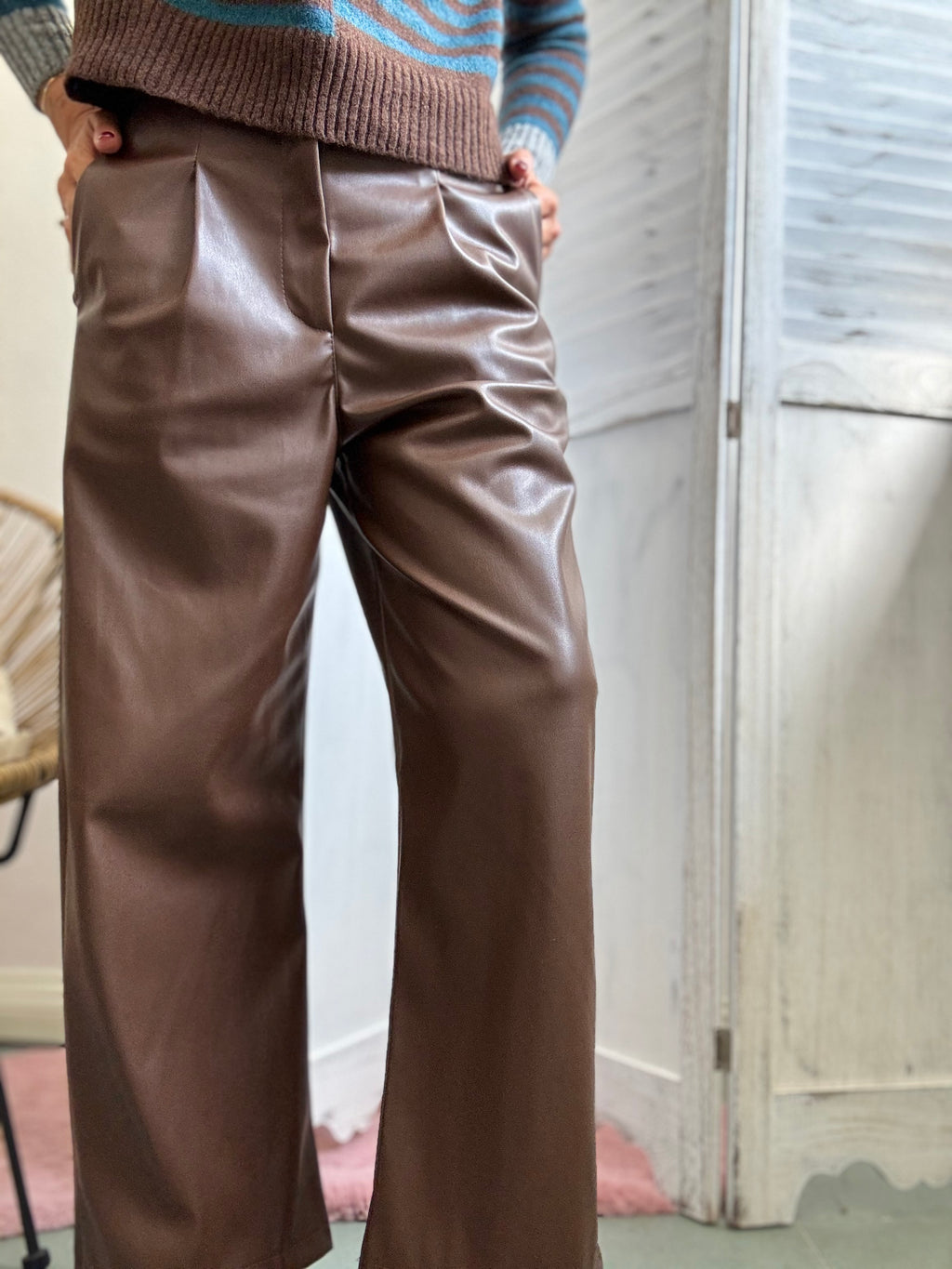 Il pantalone egg in ecopelle