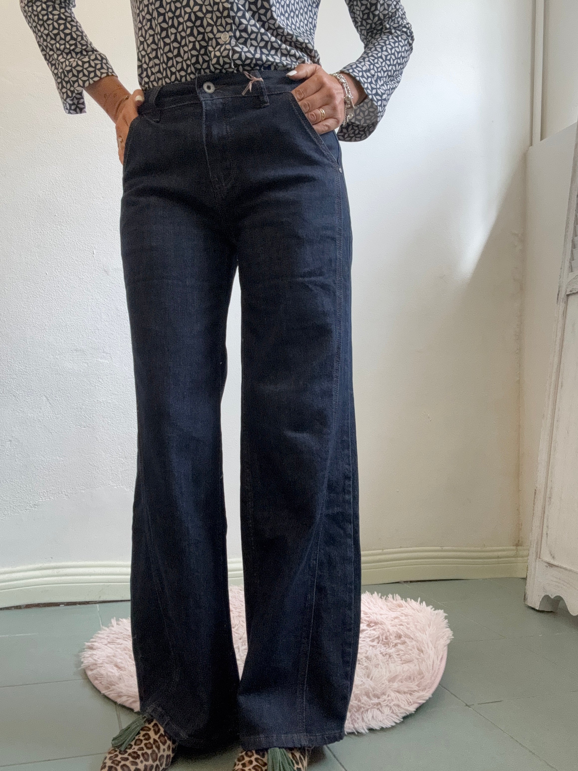 Il jeans con la cucitura di sbieco