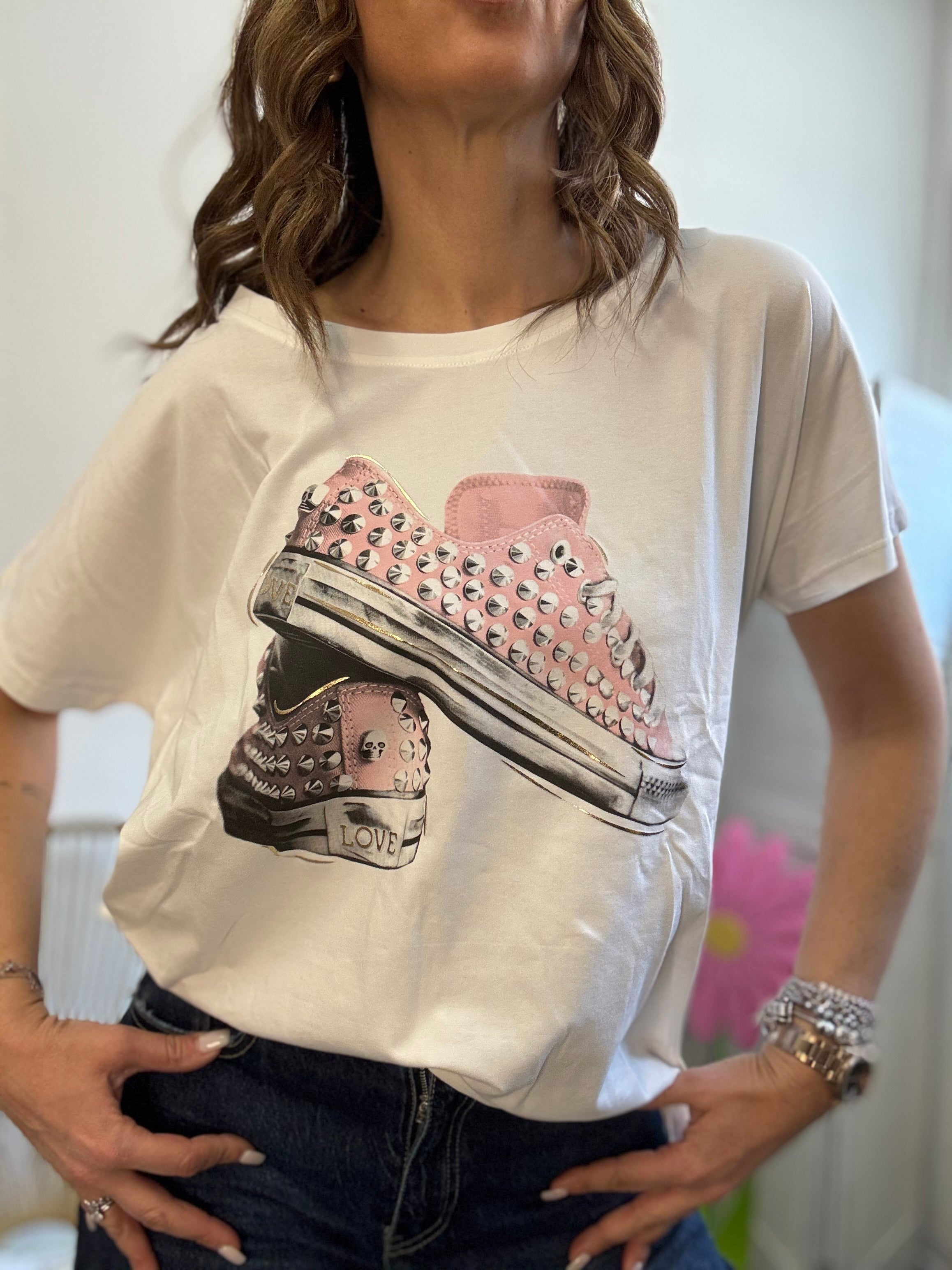 La t-shirt over con la scarpetta