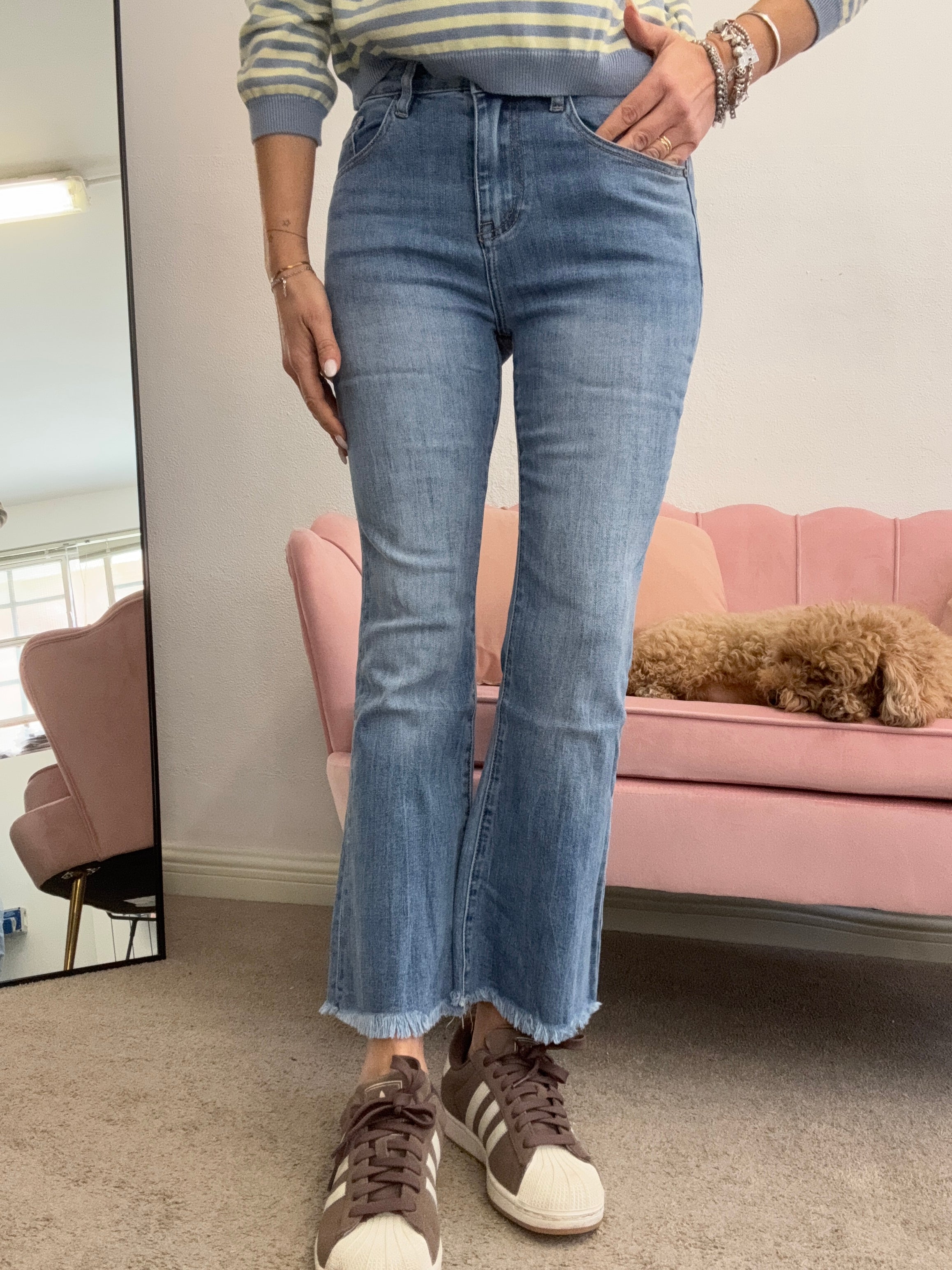 Il jeans zampetta con le frangette