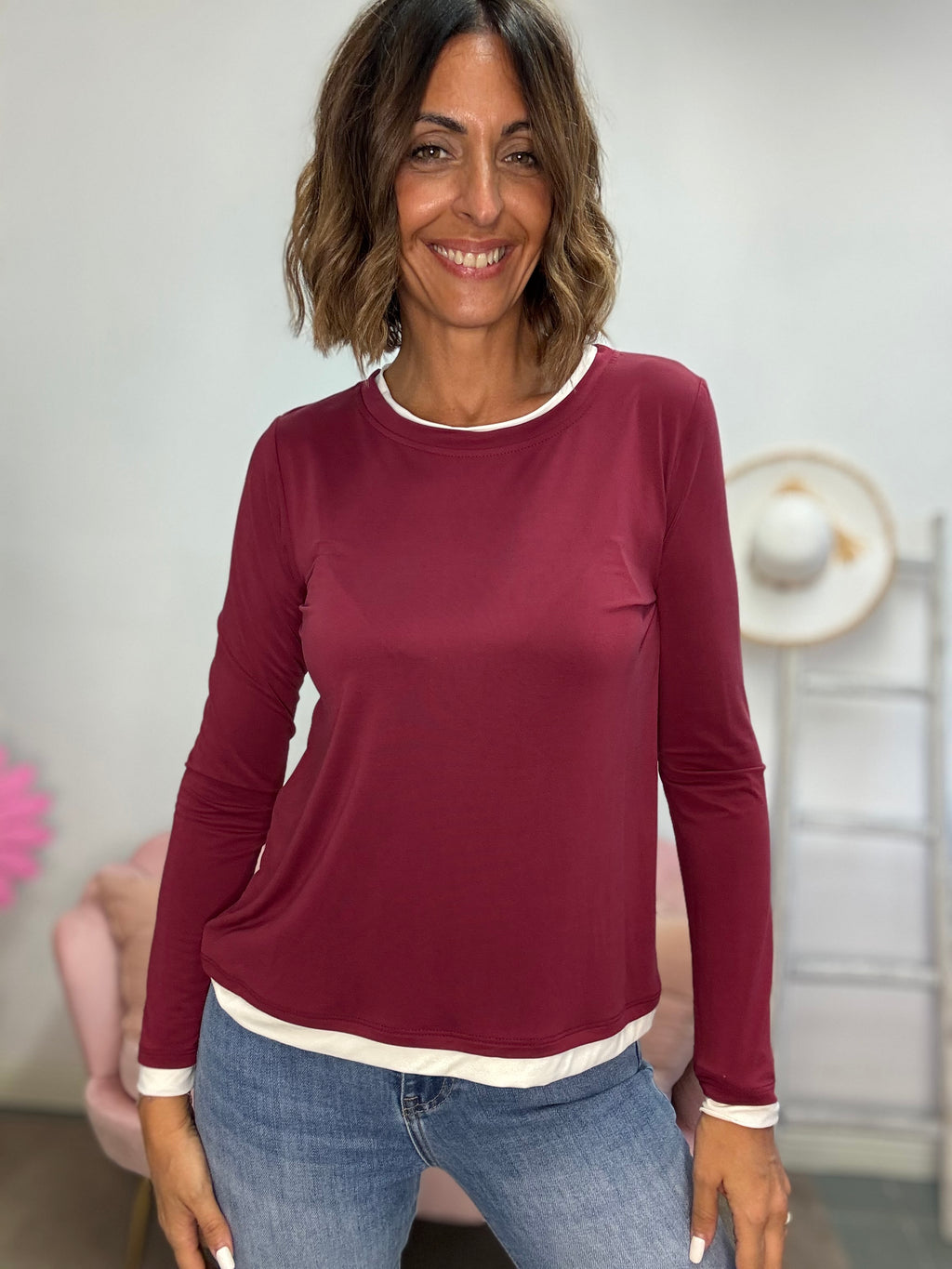La t-shirt viscosa con i bordini a contrasto