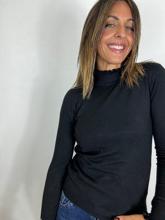 Il pull dolcevita con i fru fru e i bottoncini