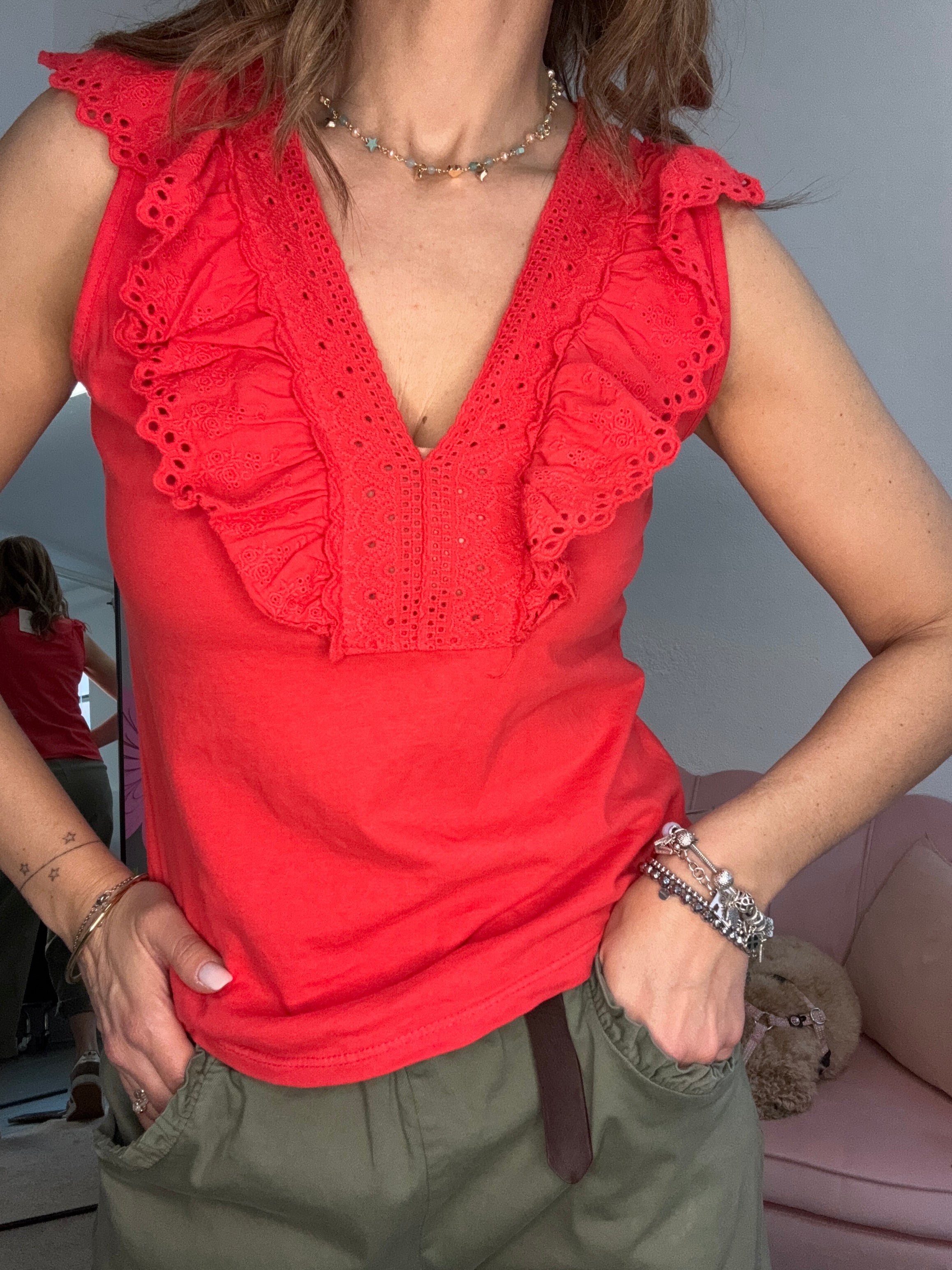 La canotta con lo scollo sangallo