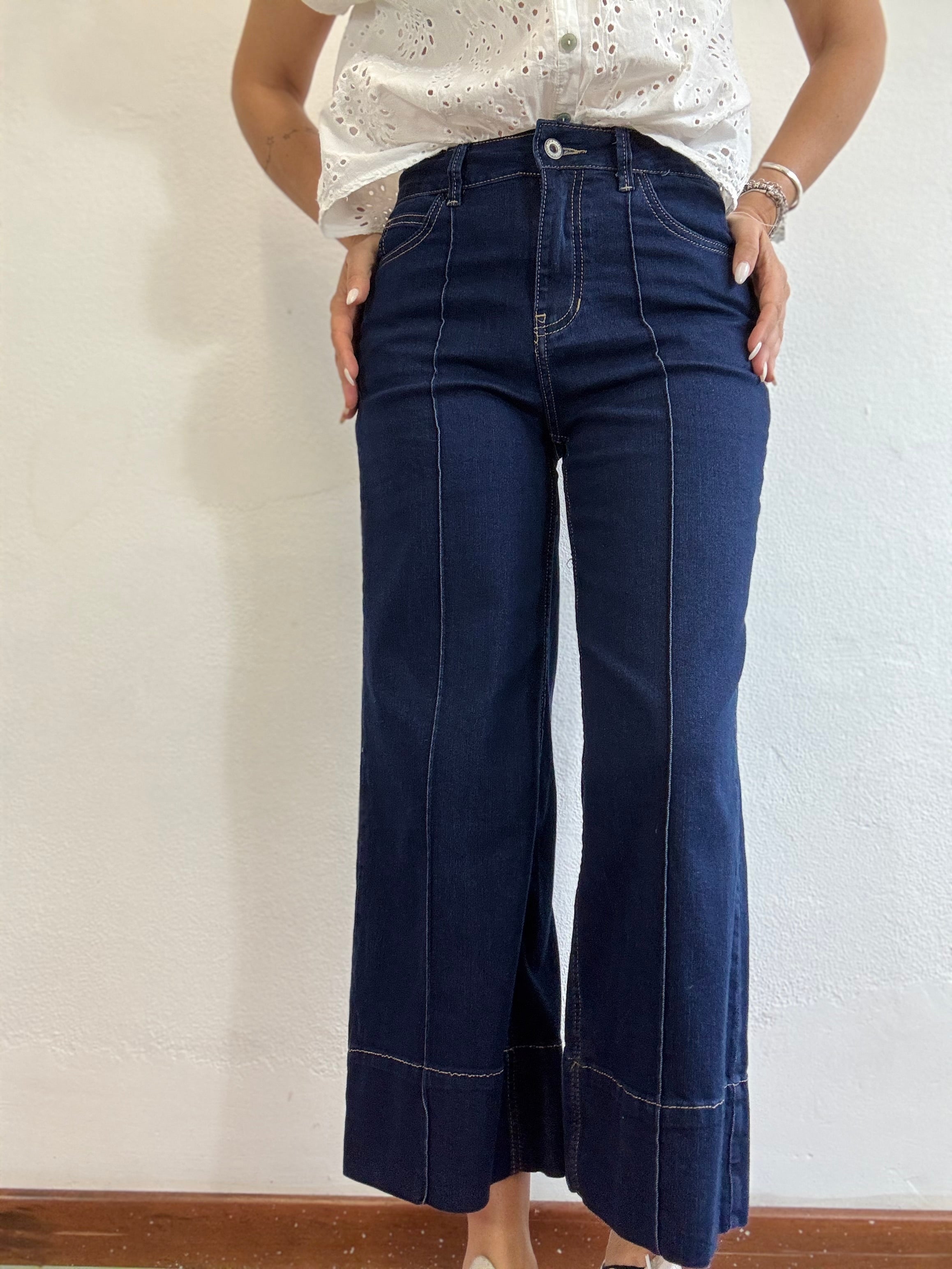 Il jeans elasticizzato alla caviglia con la cucitura davanti